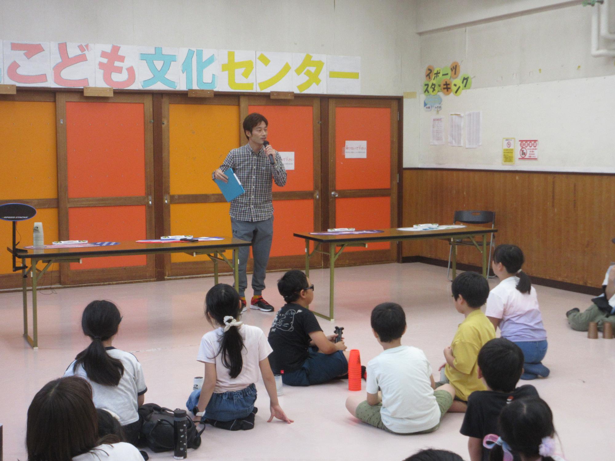 瀬尾先生が集まった参加者にルールなどの説明をしているようす