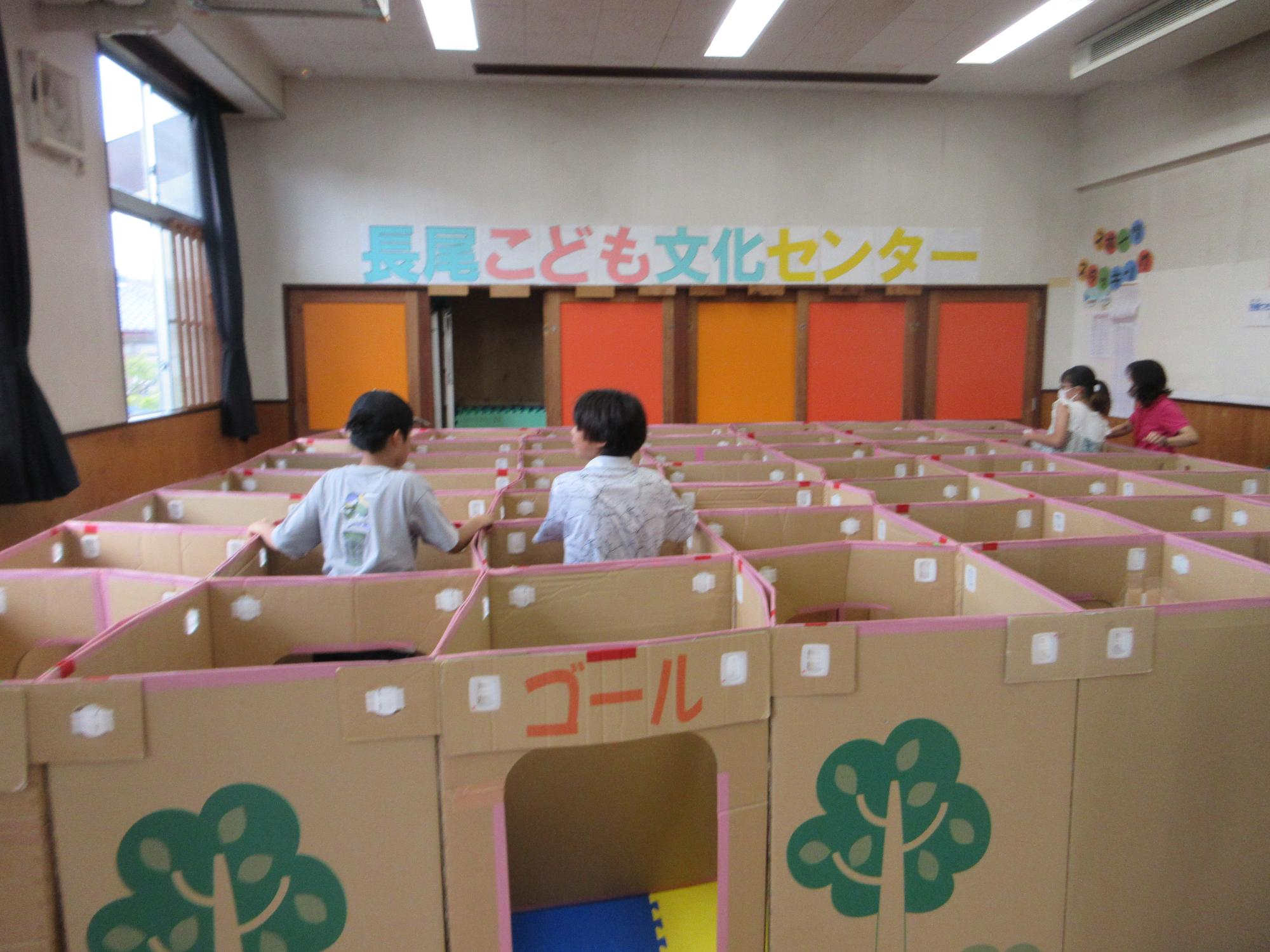 ダンボール迷路で遊ぶ様子