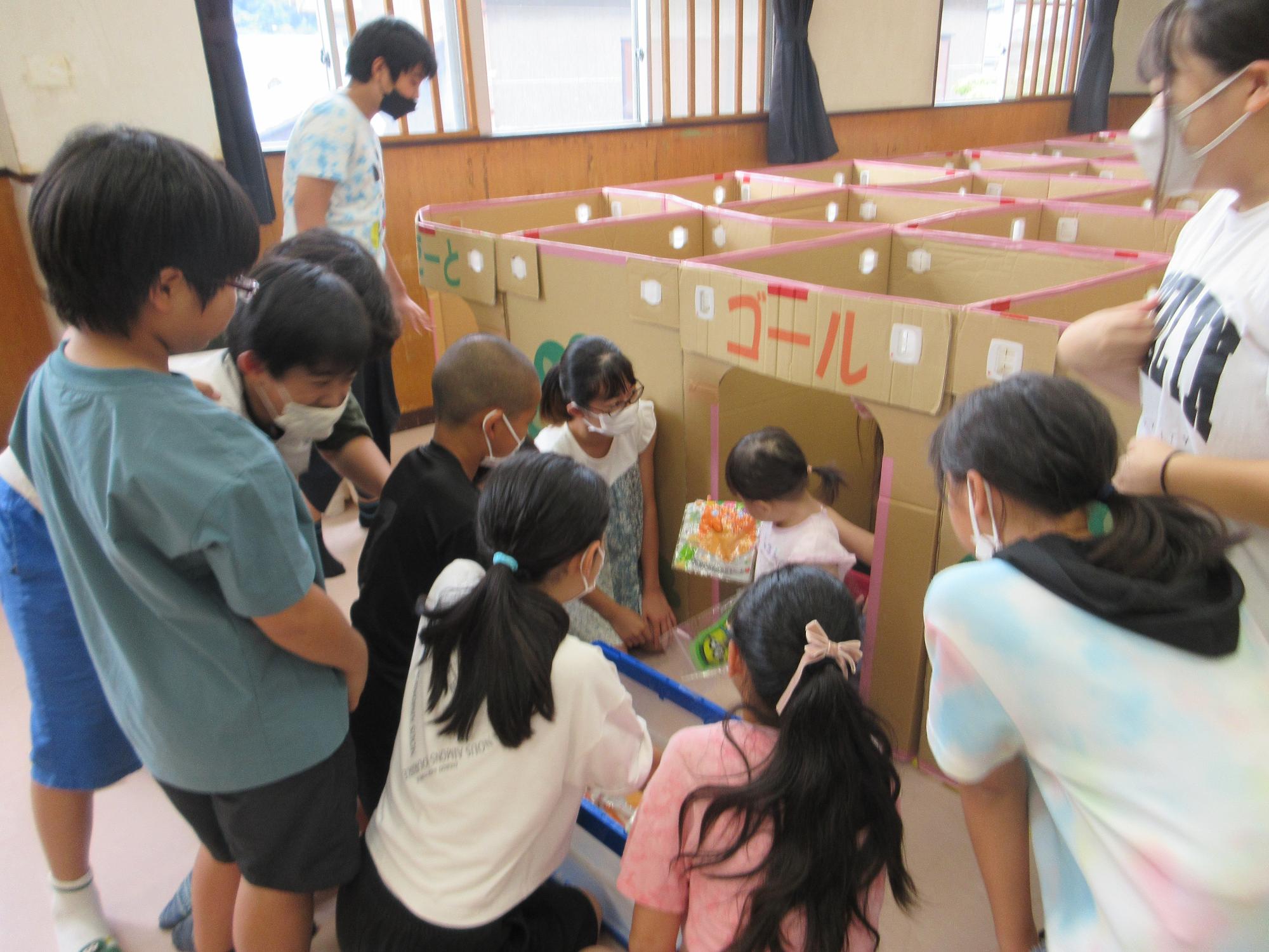 ゴールした幼児さんに景品を渡す様子