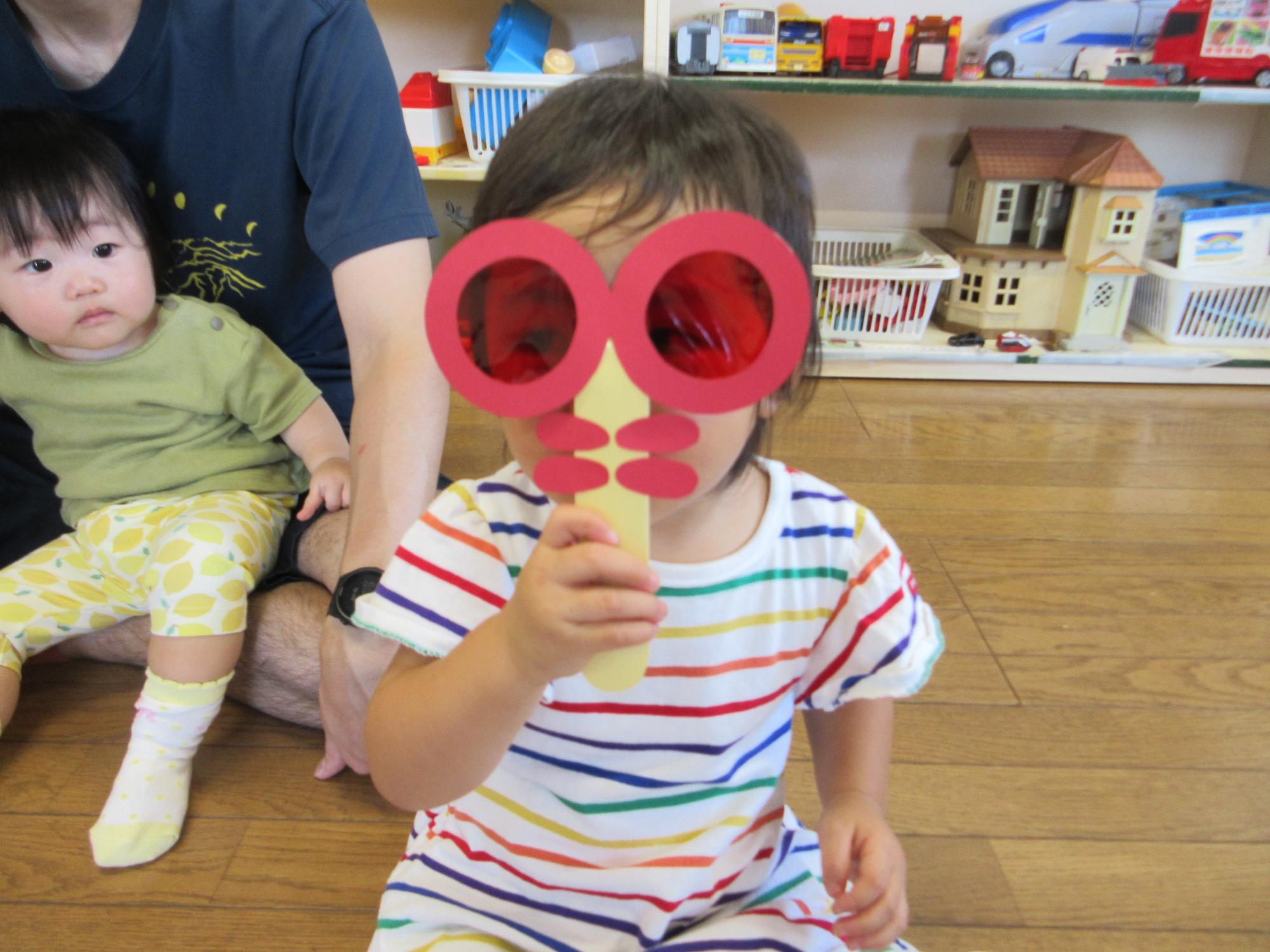 赤とんぼの歌で遊ぶ様子