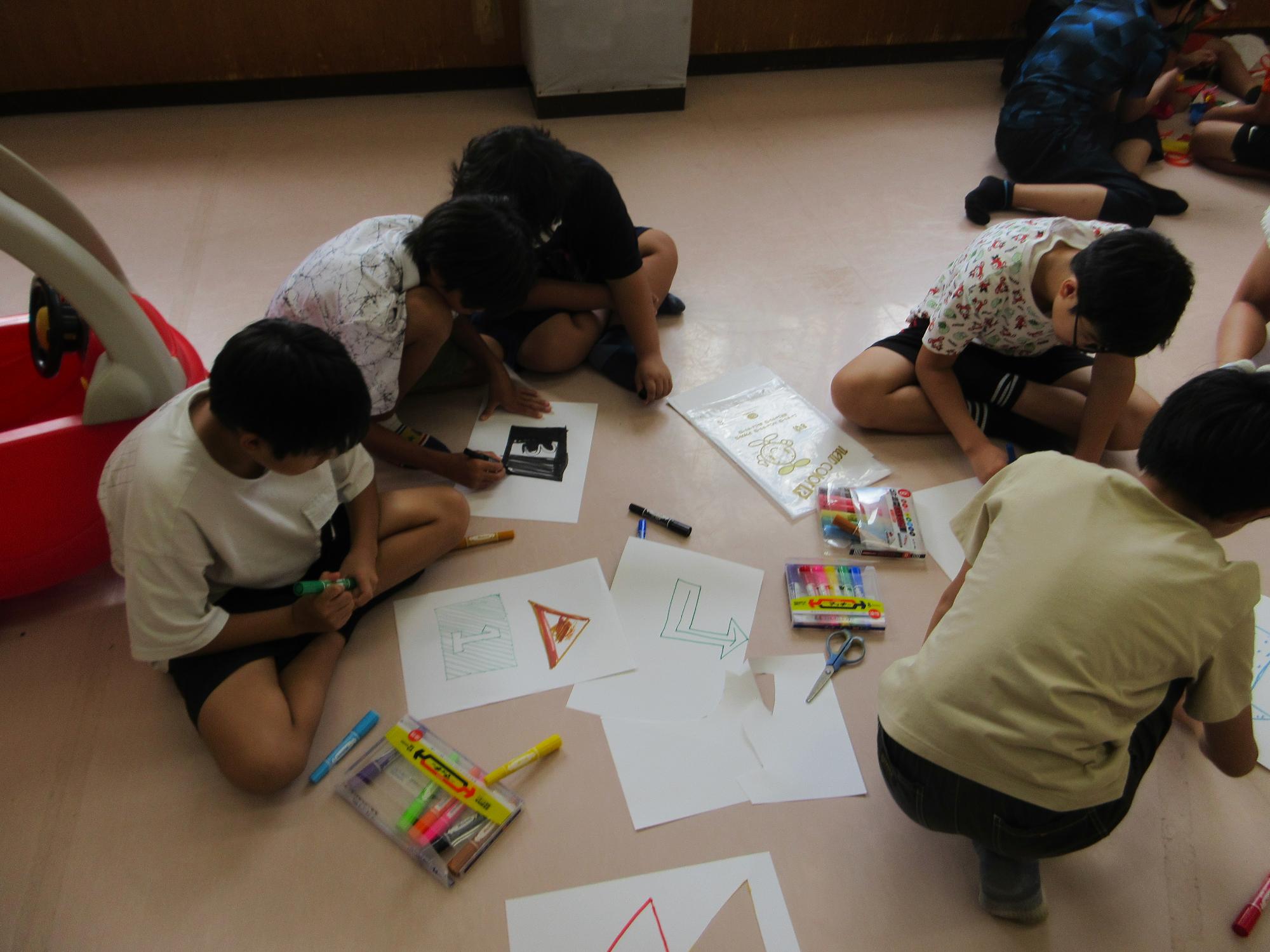 標識を書く小学生の様子