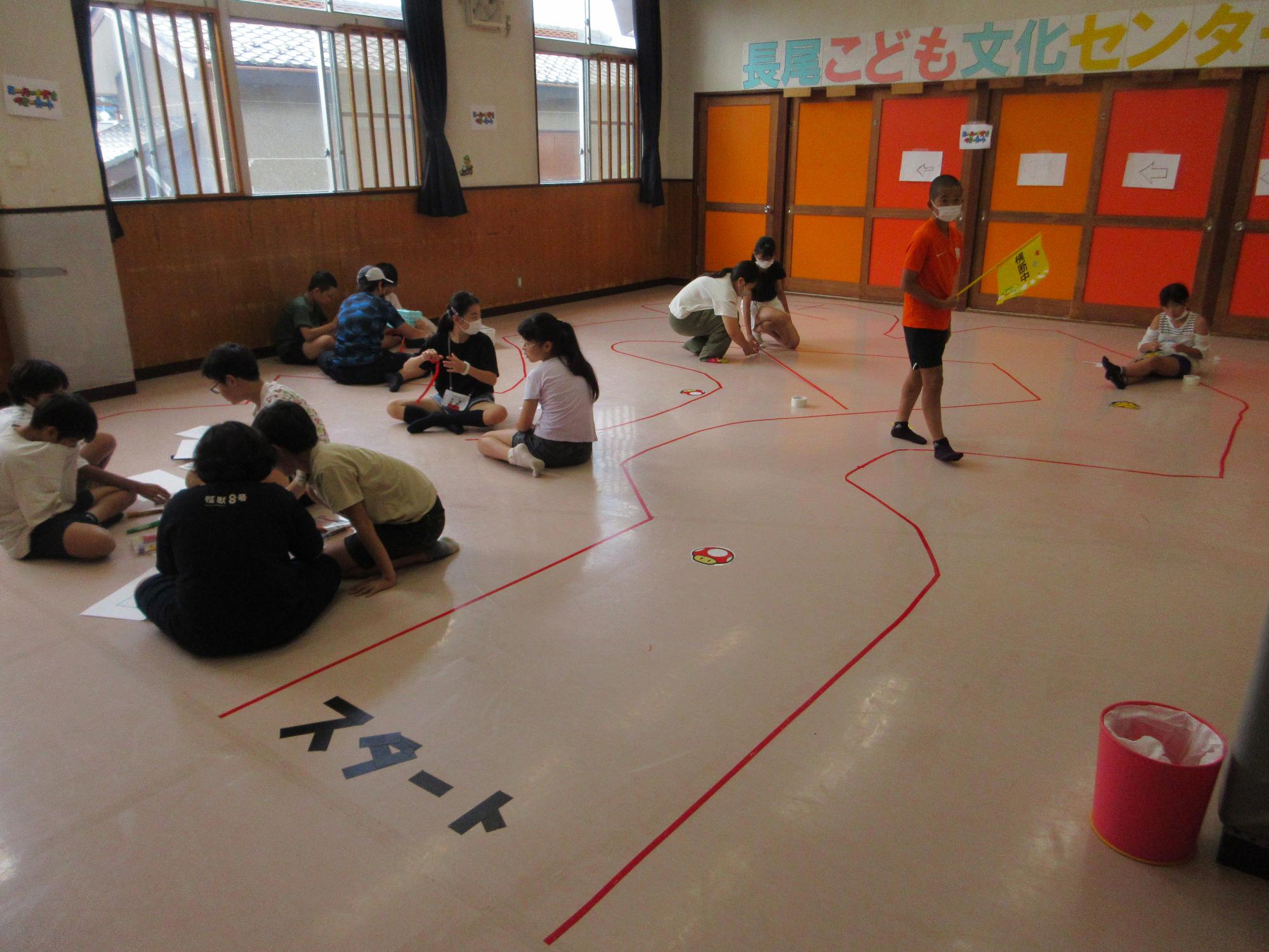 道路を作る小学生の様子