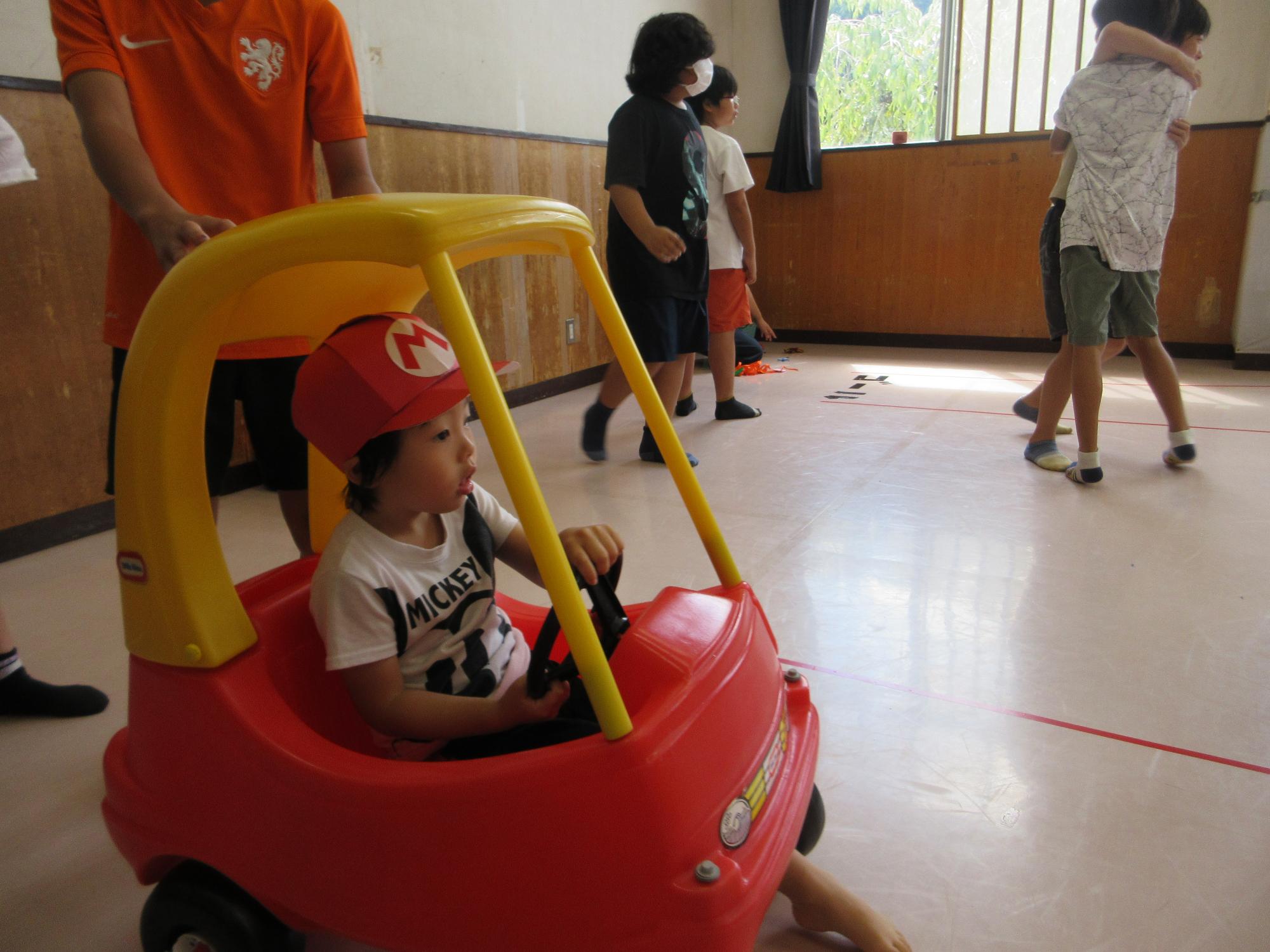 幼児さんが車に乗っている様子