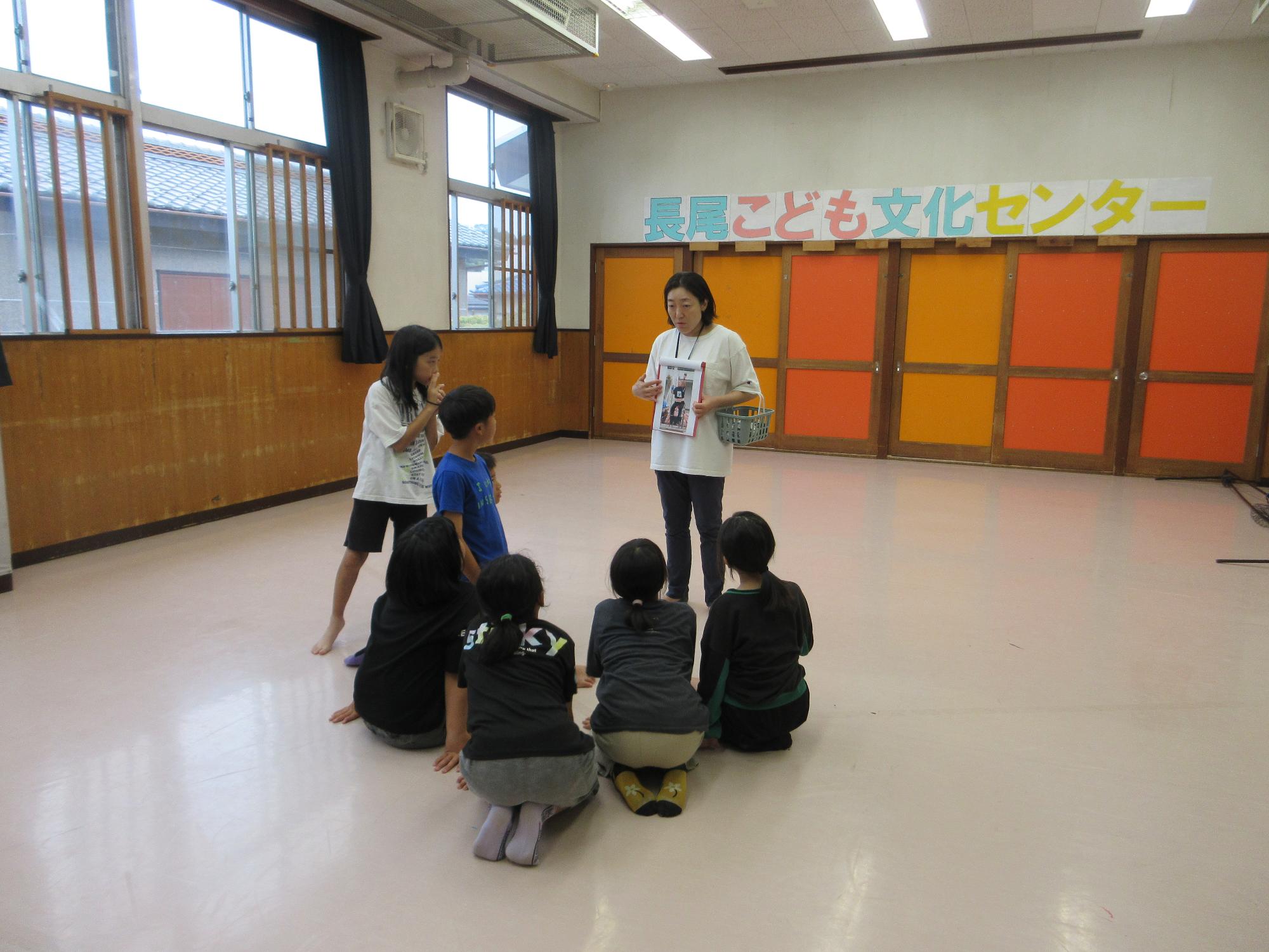 館長の説明を聞く様子