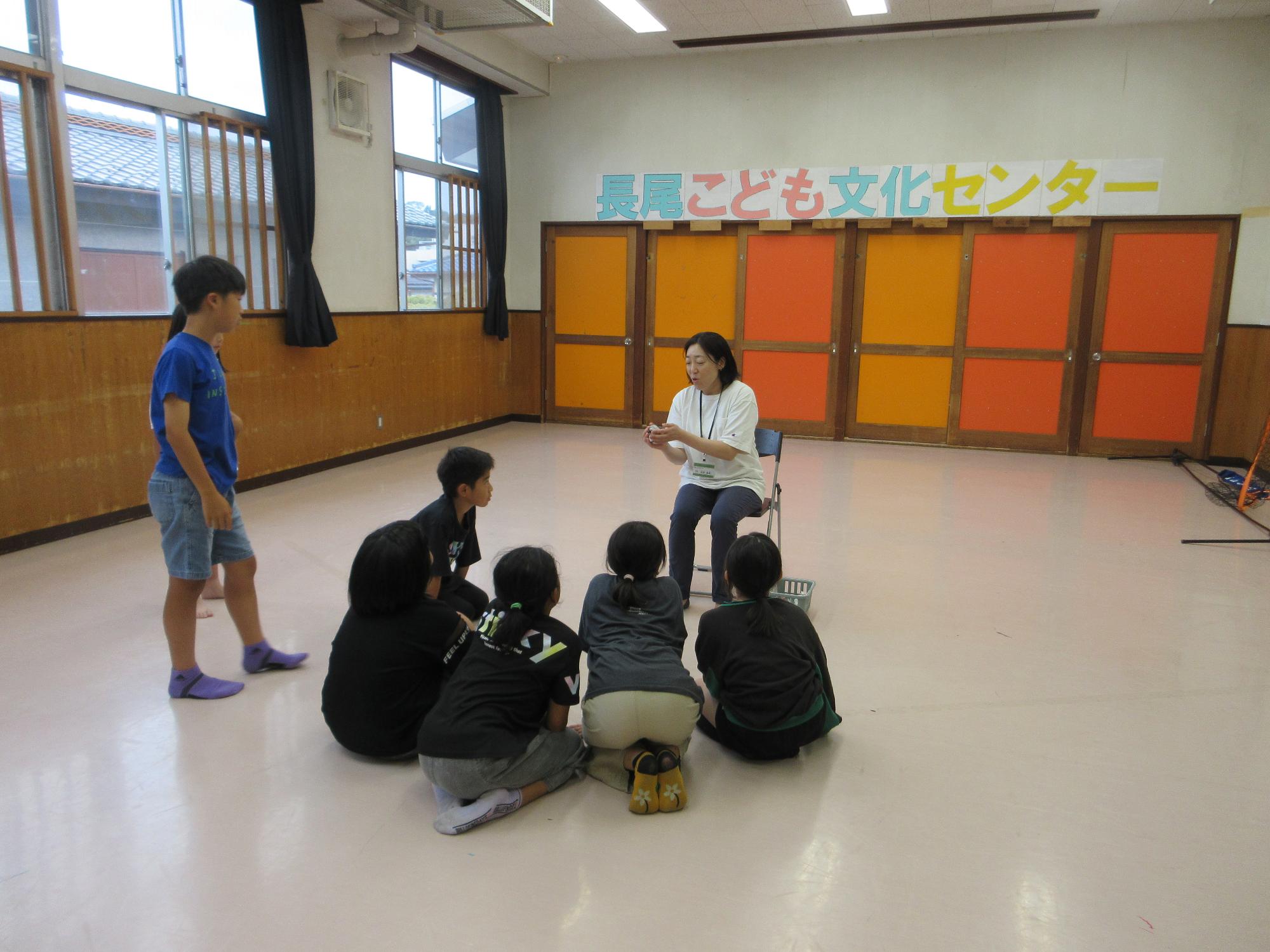 館長の説明を聞く様子