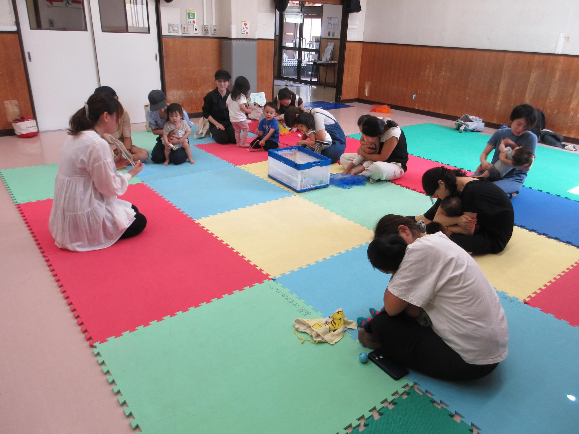 絵本に合わせて遊ぶ様子
