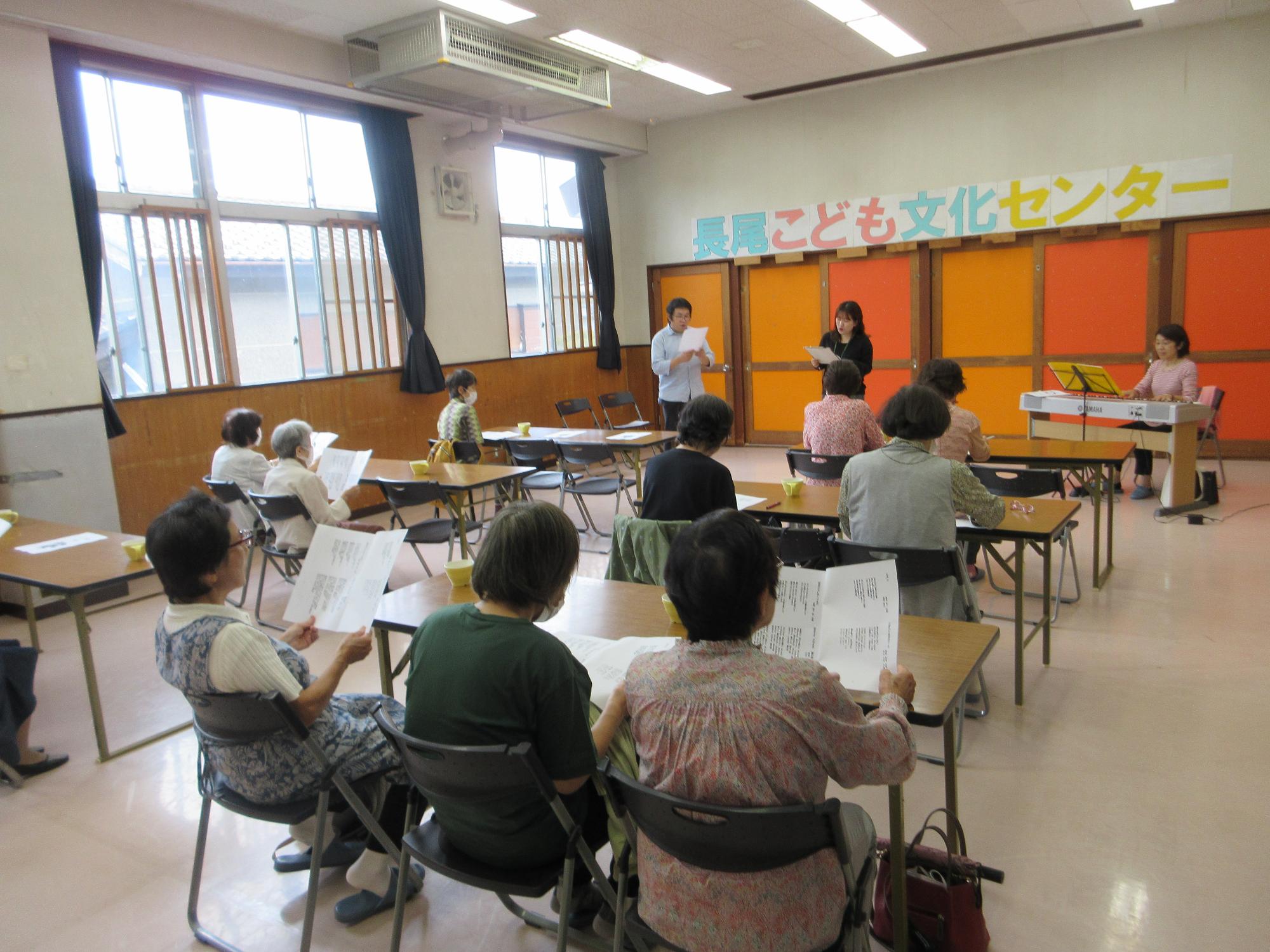 参加者と歌う様子