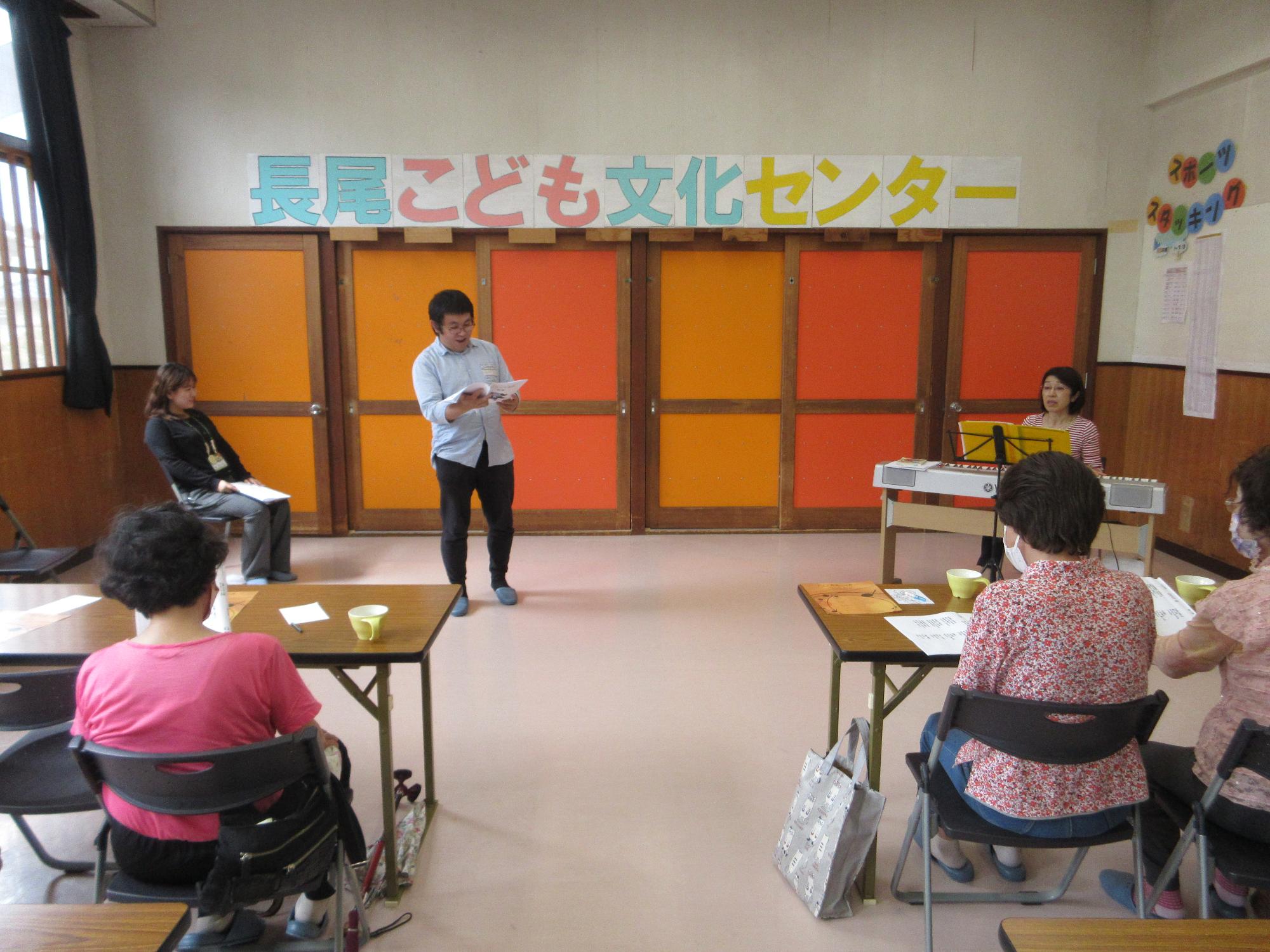 職員の歌の披露の様子