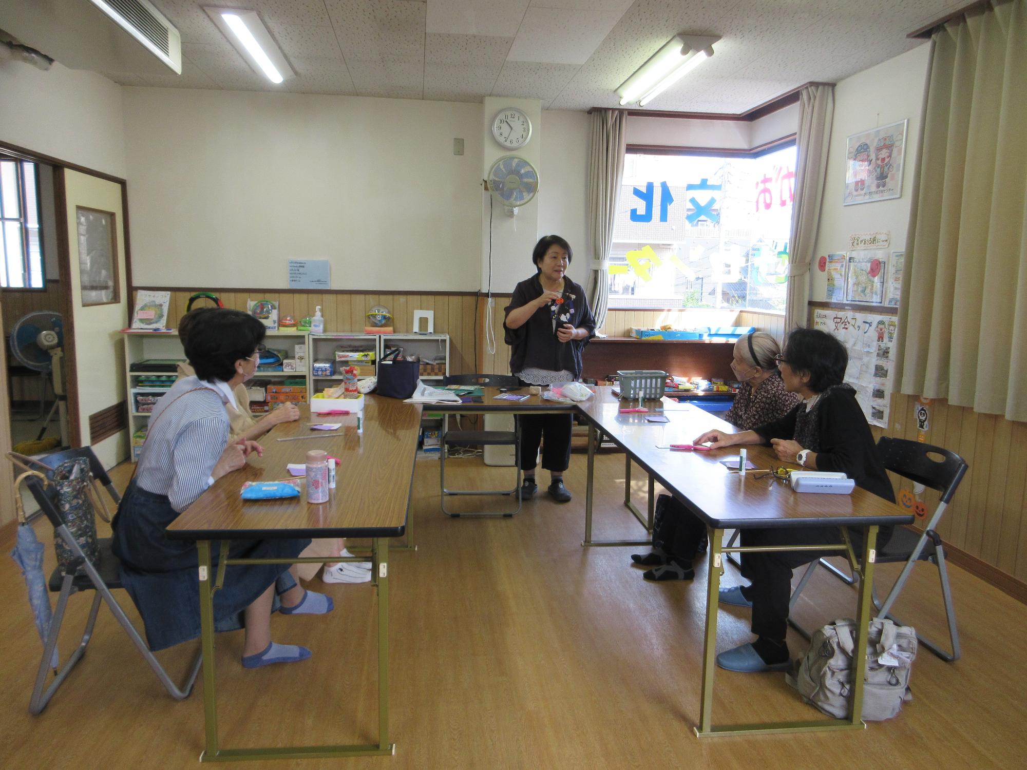 先生のお話を聞く様子