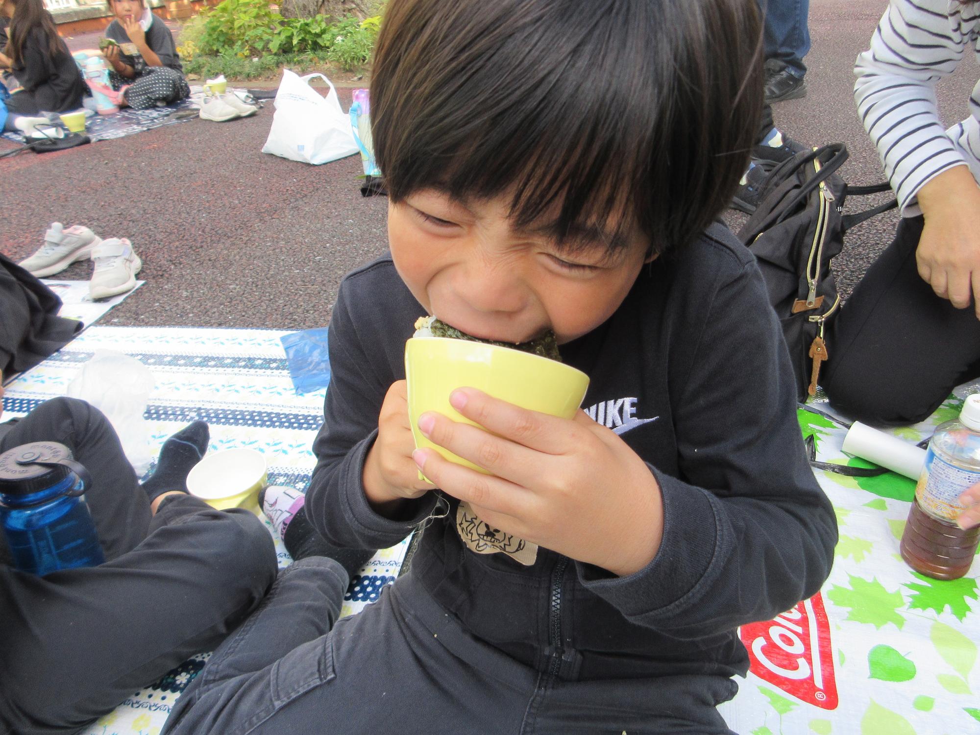 おにぎり食べてます！