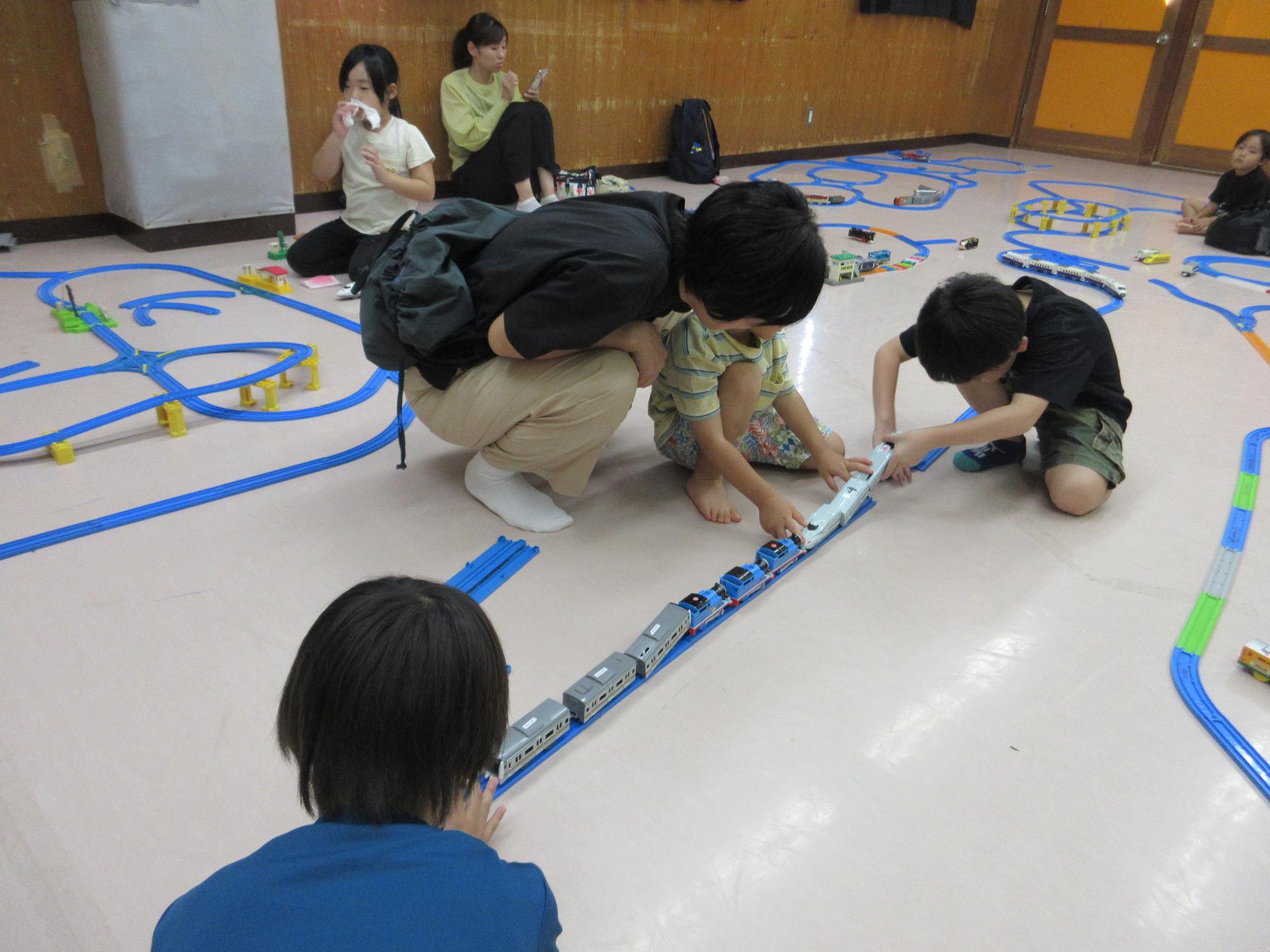 沢山の列車を連結する様子