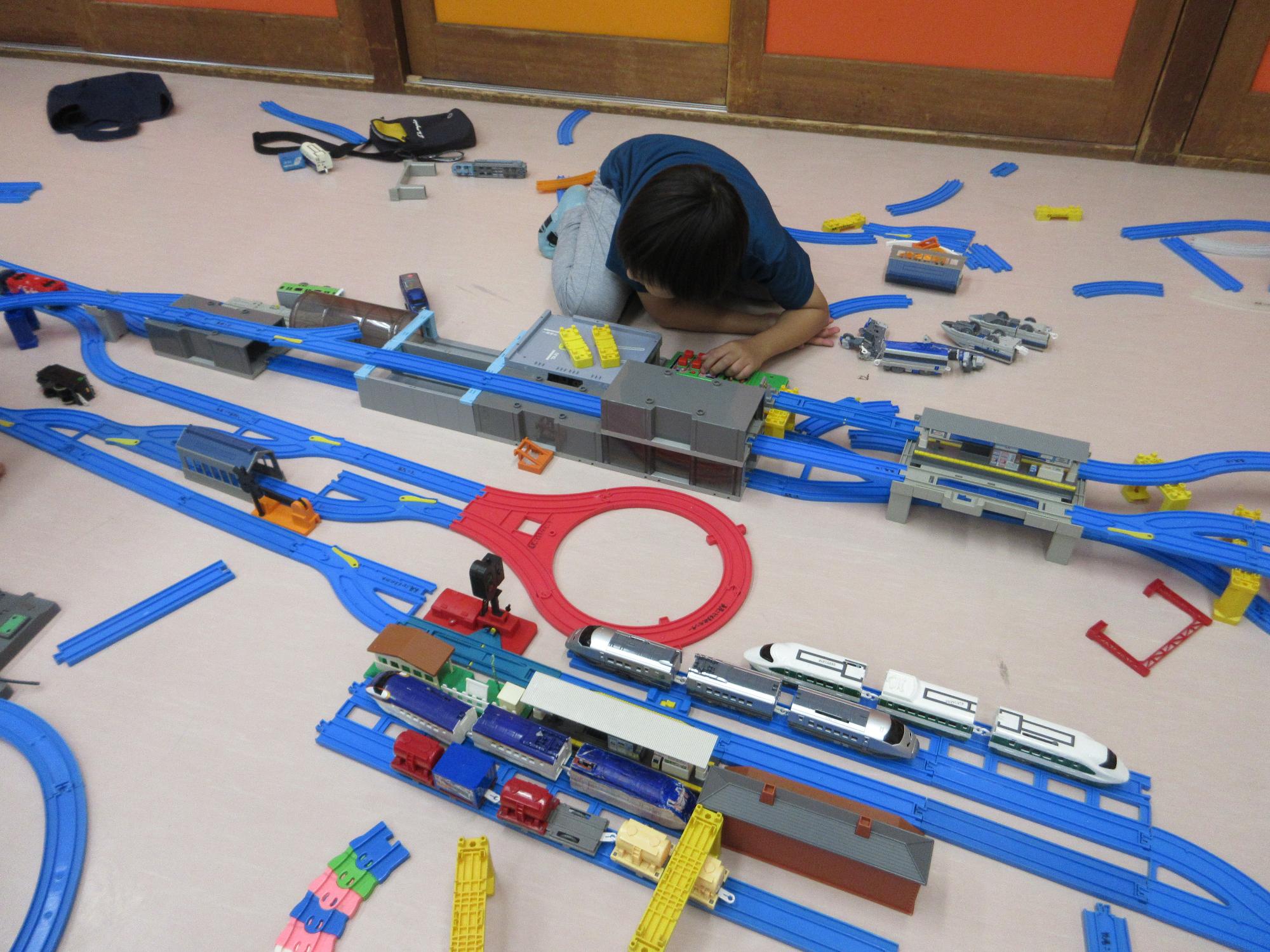 大きな駅を作る様子