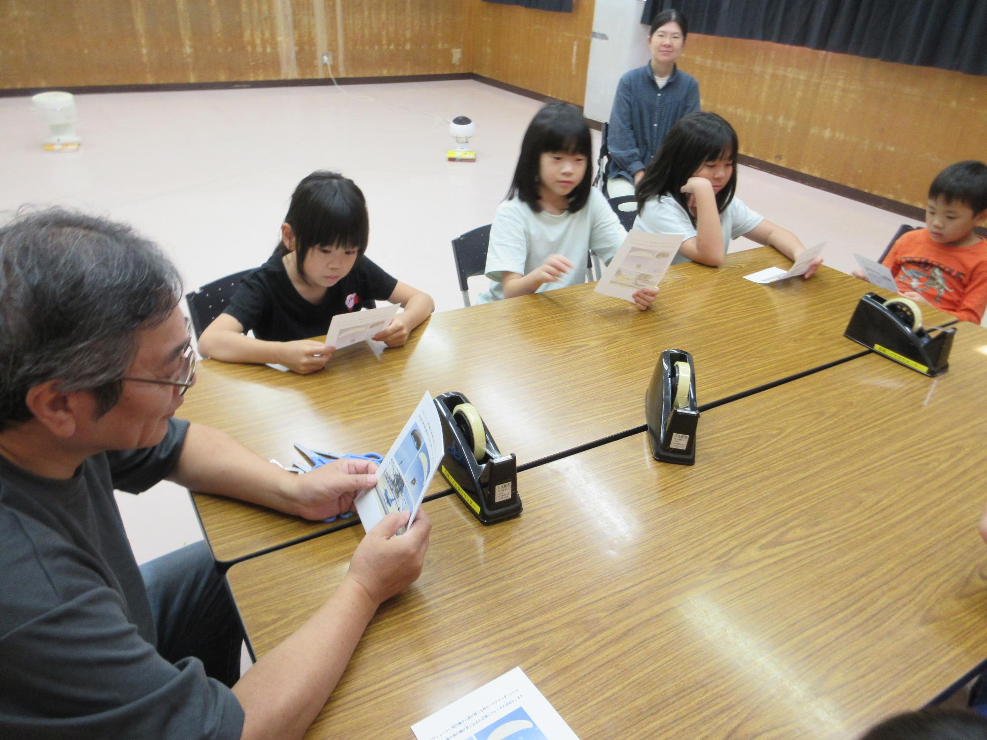 説明を読む様子