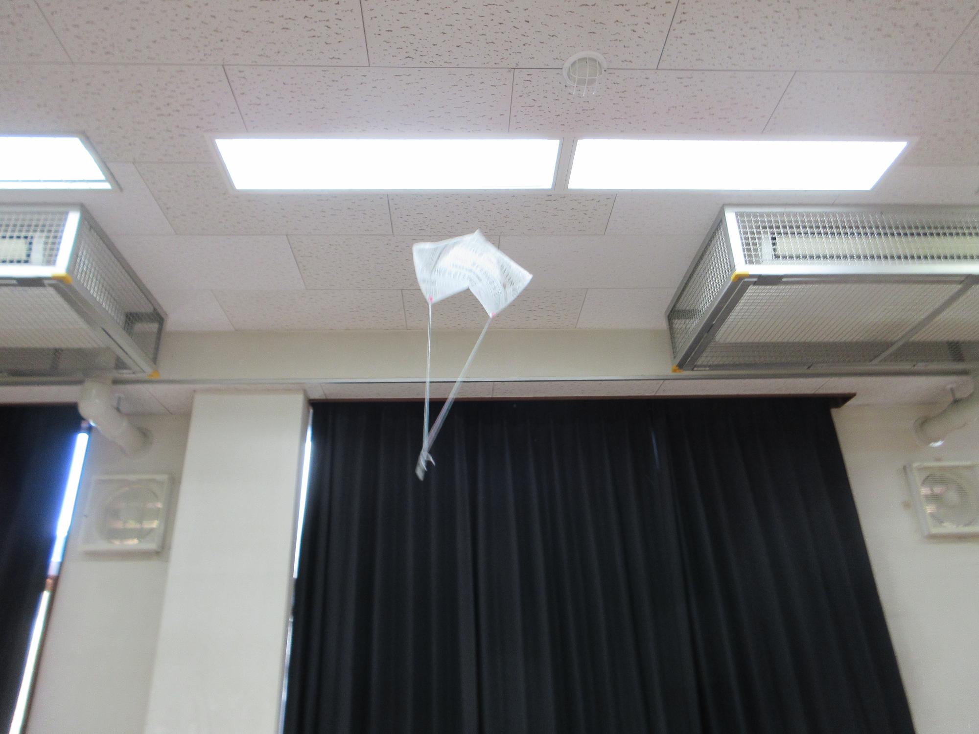 飛んでいるパラシュートの様子