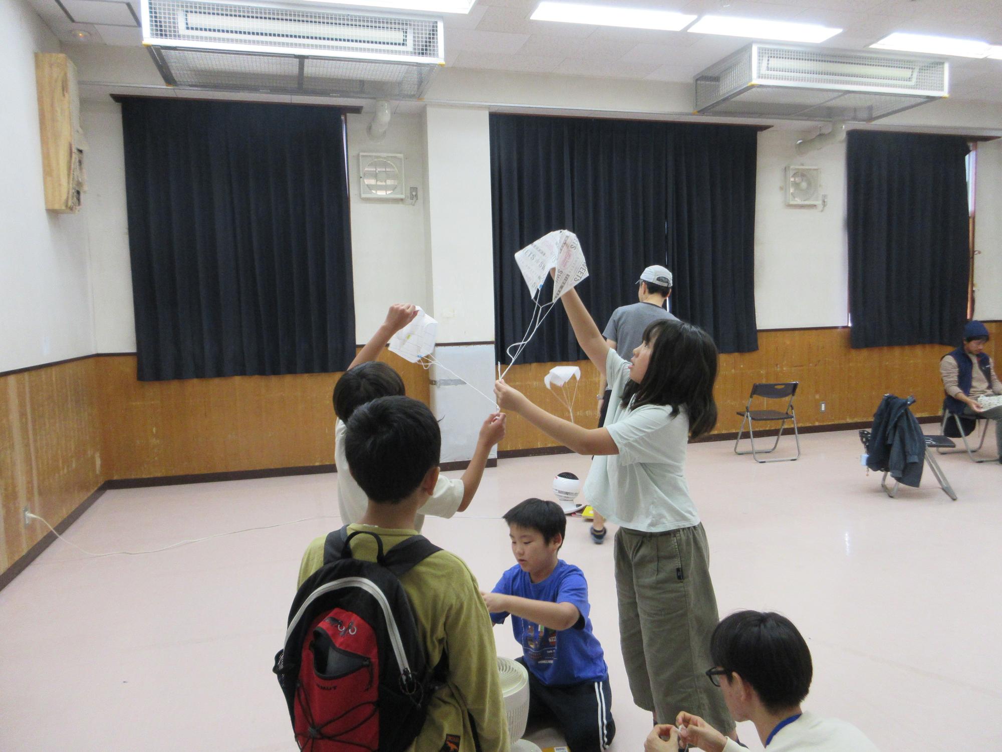 パラシュートを飛ばす子どもたちの様子