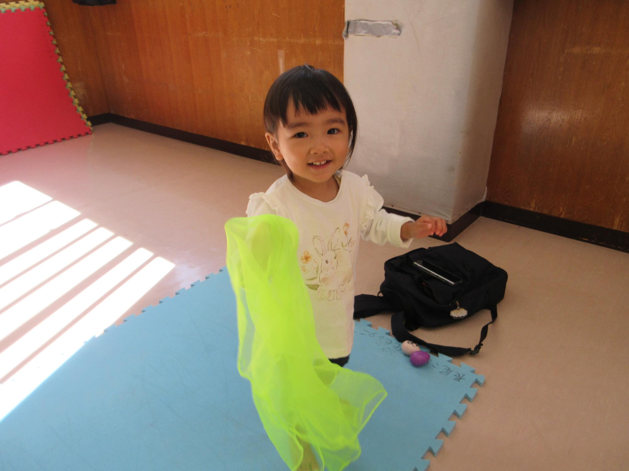 スカーフを使って遊ぶ様子
