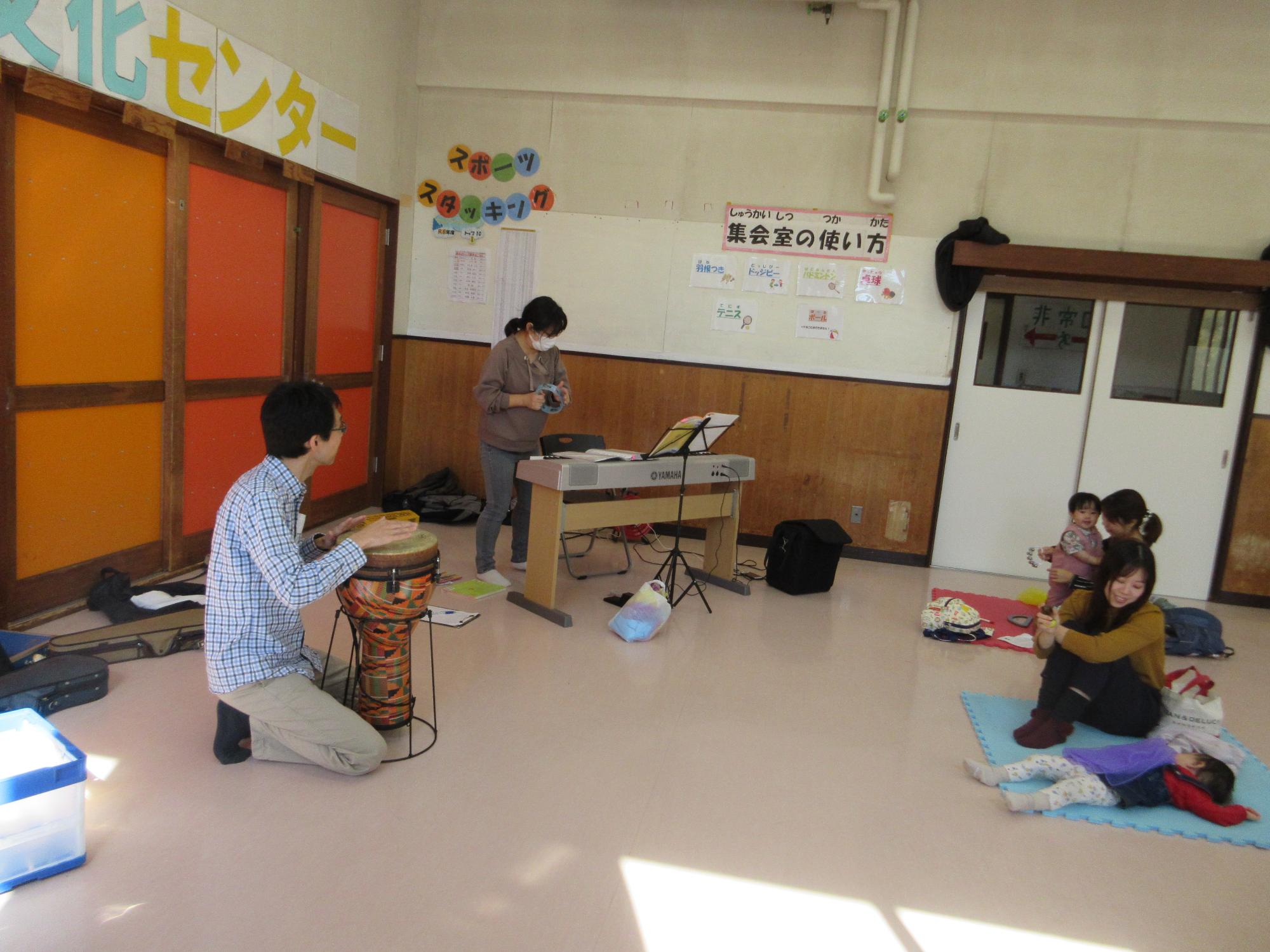 歌に合わせて遊ぶ様子
