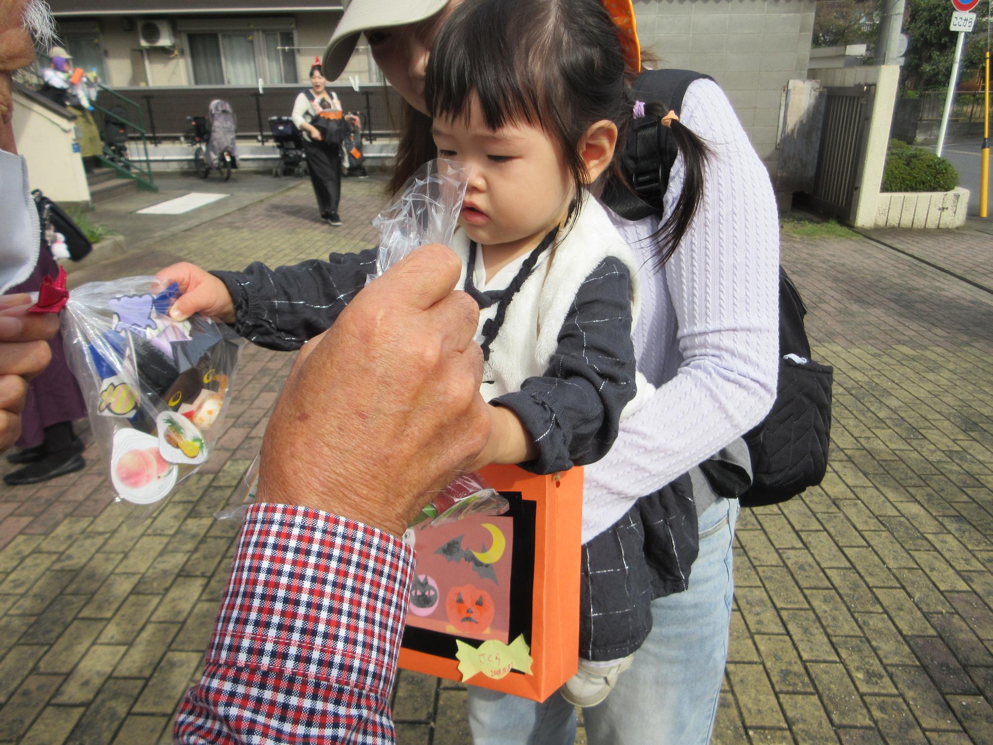 いこいの家の方からお菓子を貰う様子