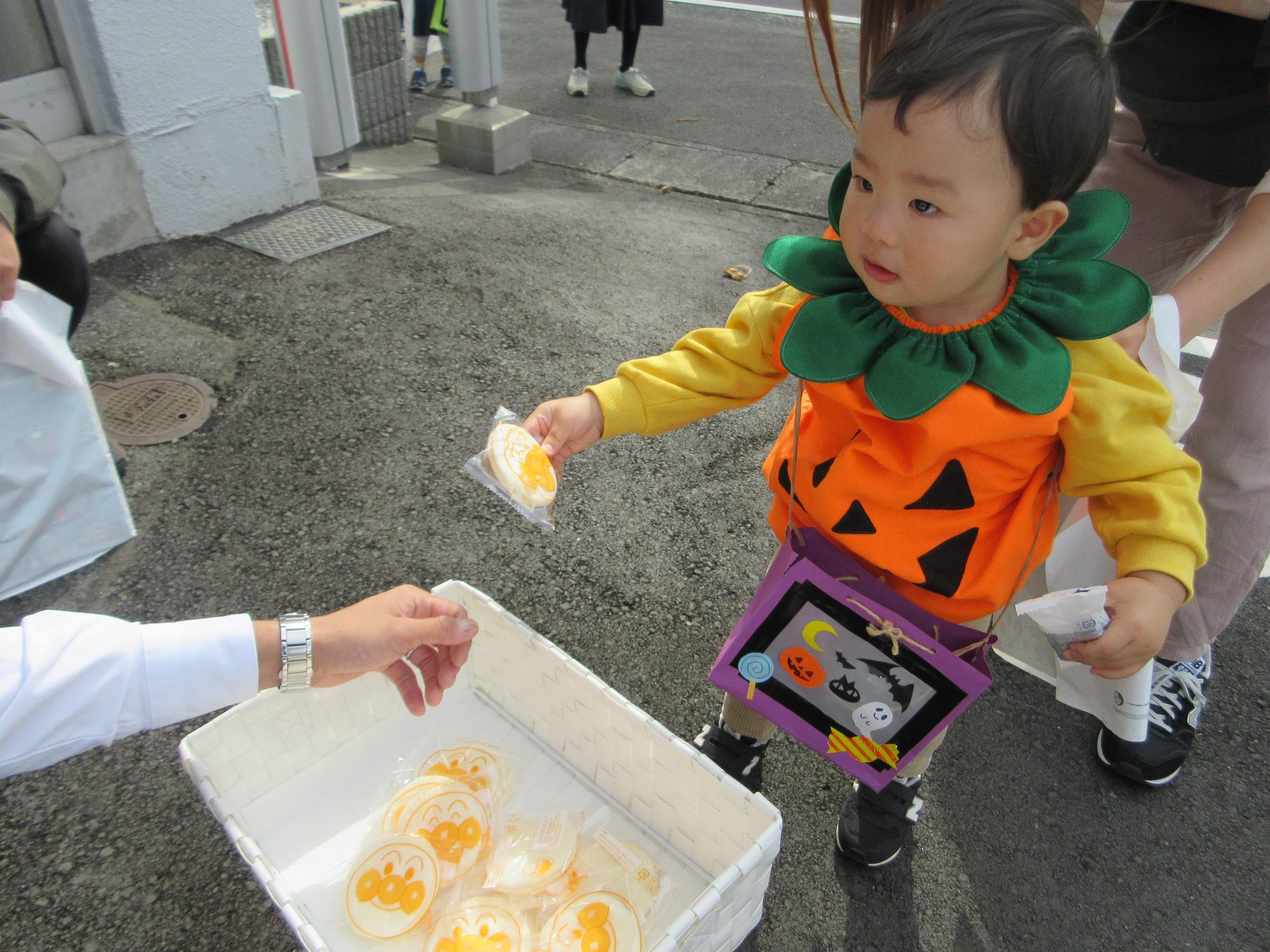 お菓子を貰う様子