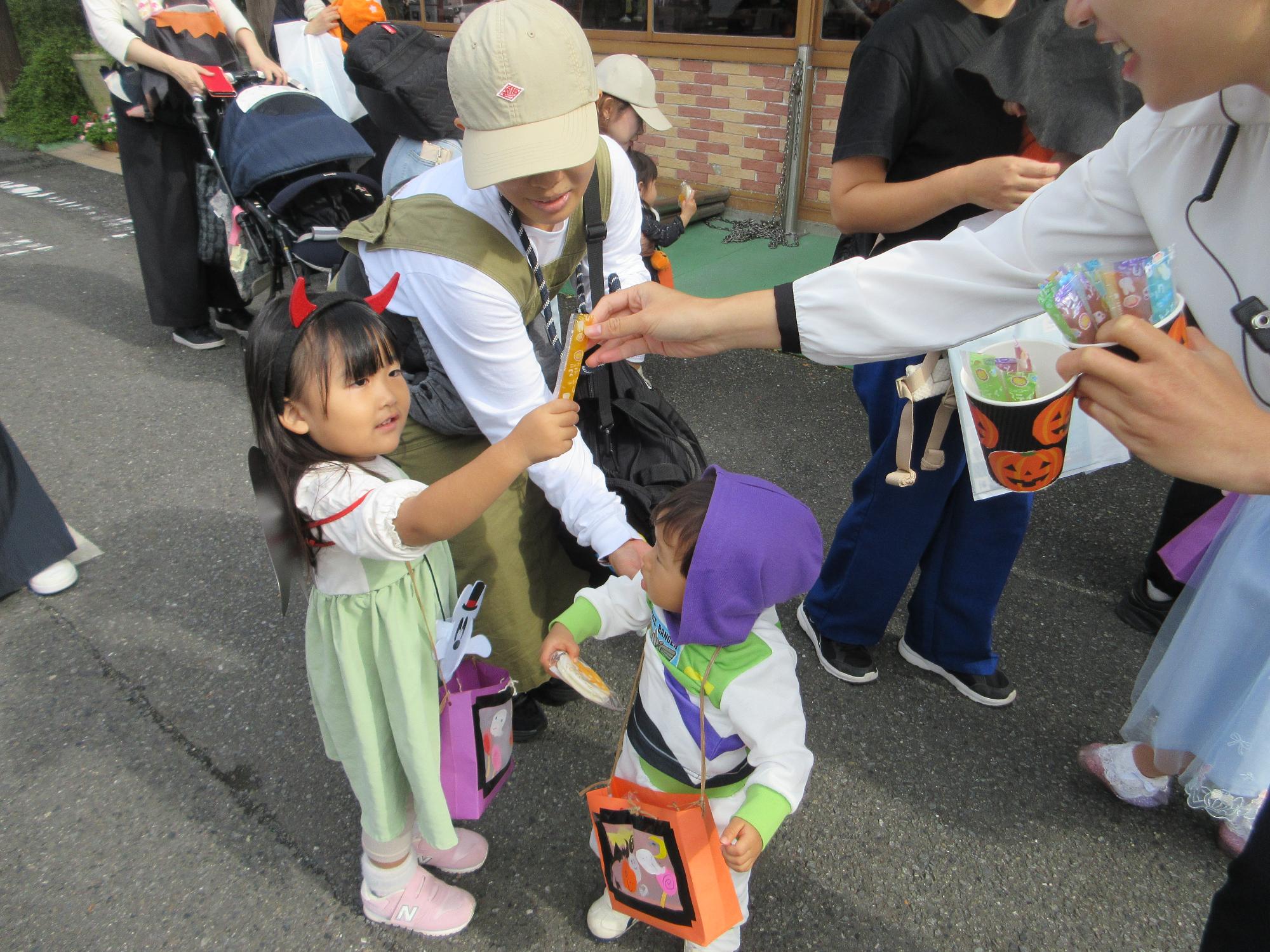 お菓子を貰う様子