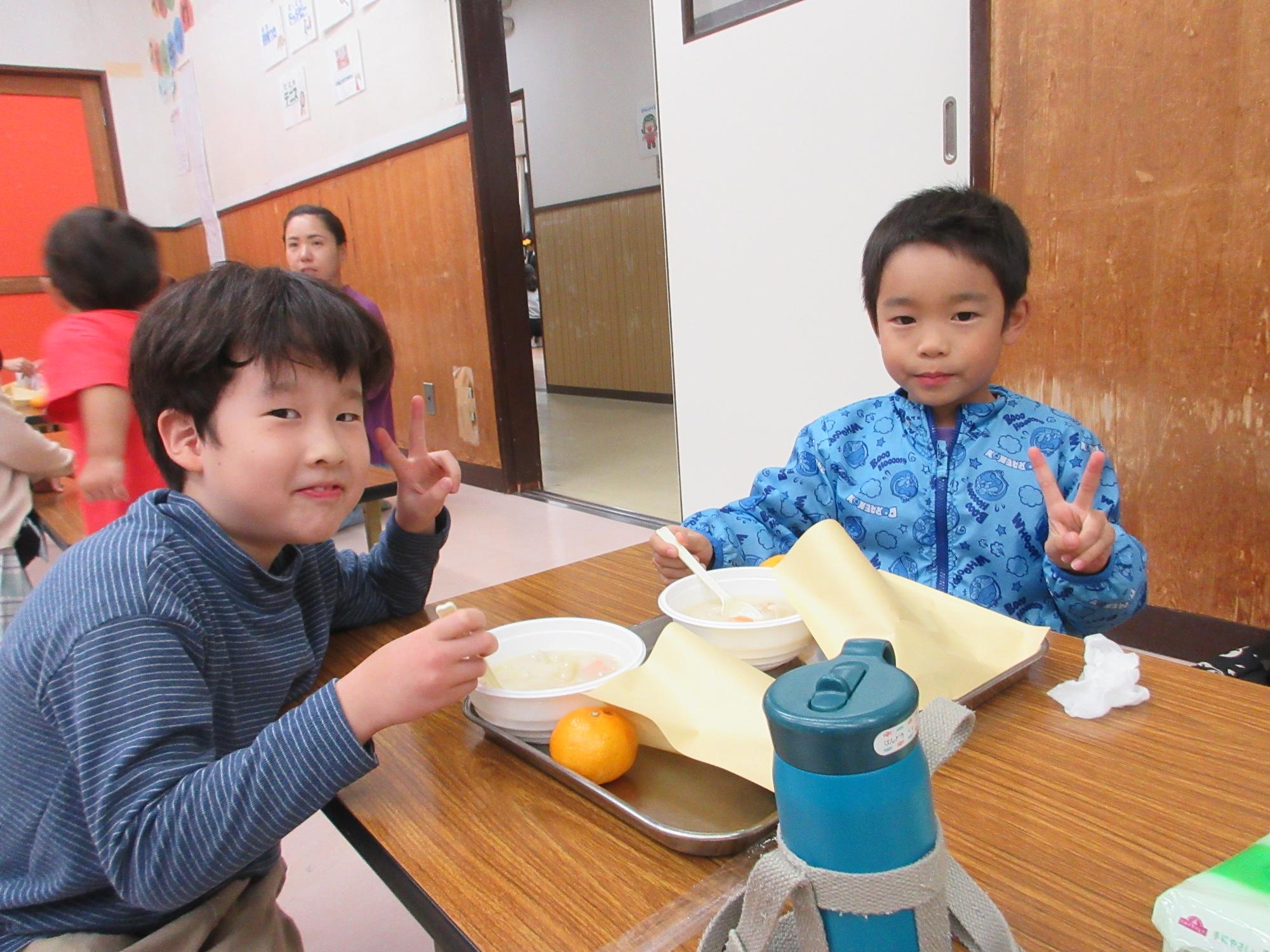 給食を食べている様子