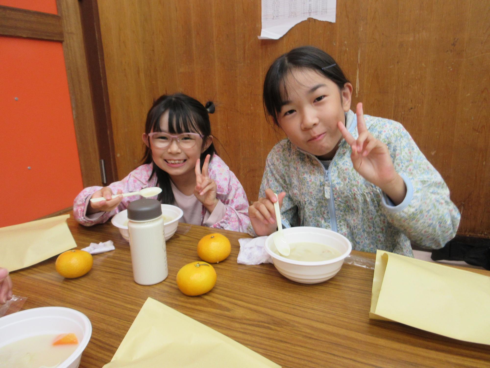 クリームシチューを食べている様子