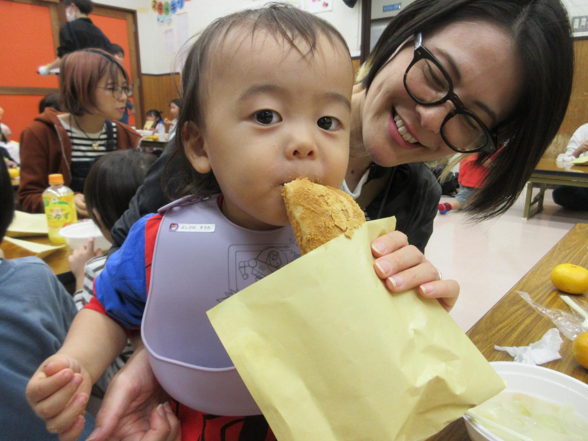 幼児さんが揚げパンを食べる様子