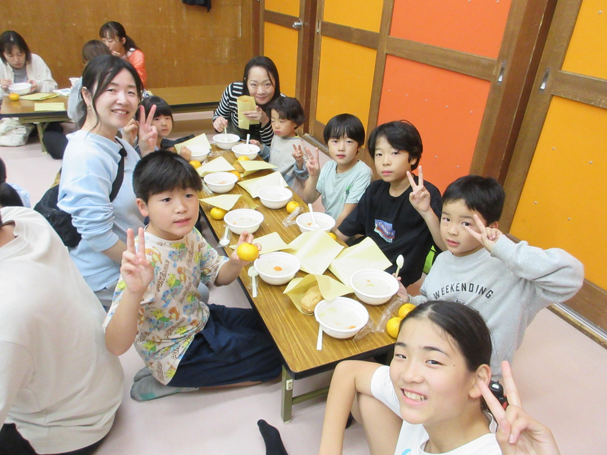 お友だち家族と食事を楽しむ様子