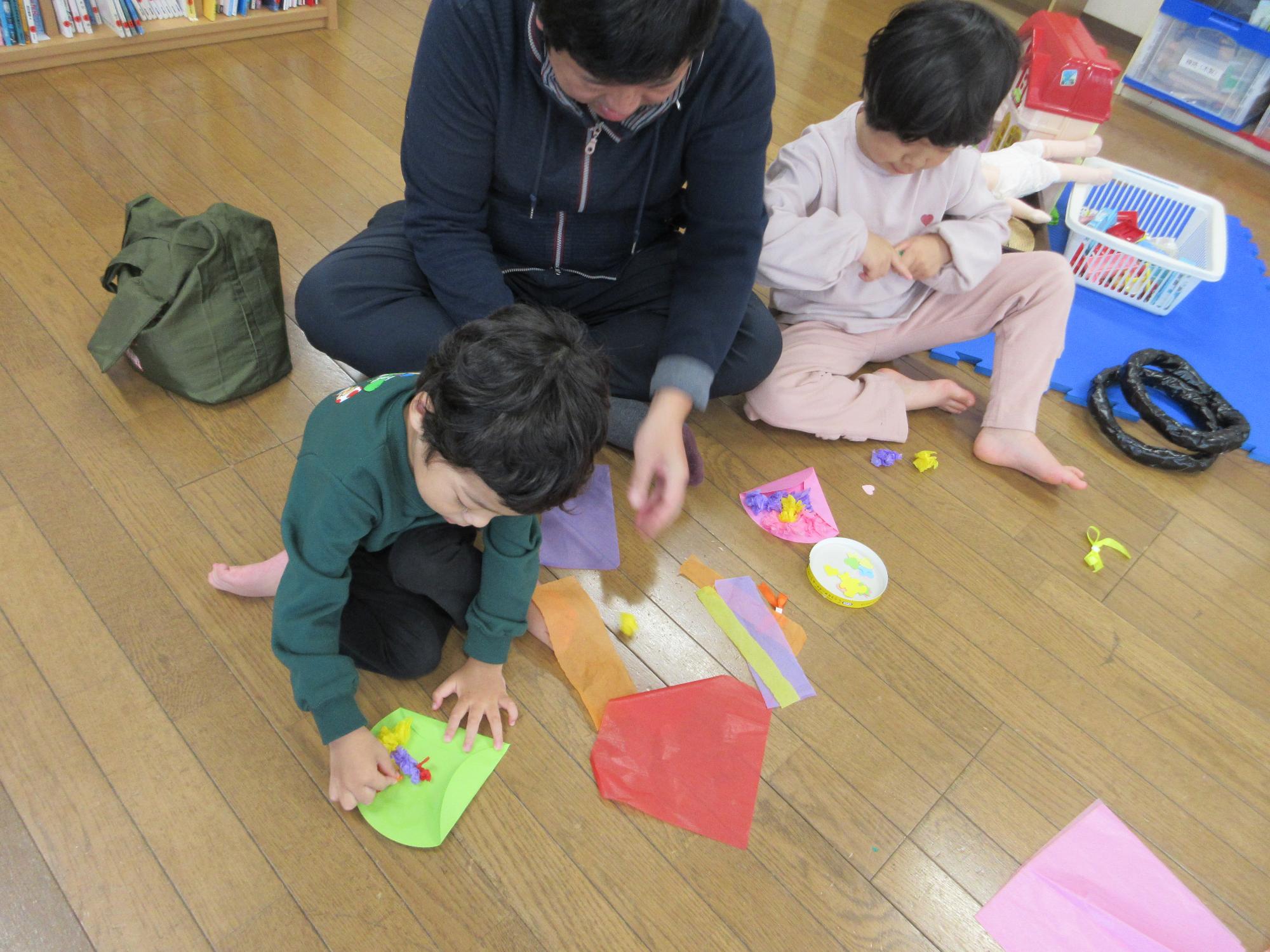 花束をつくるようす