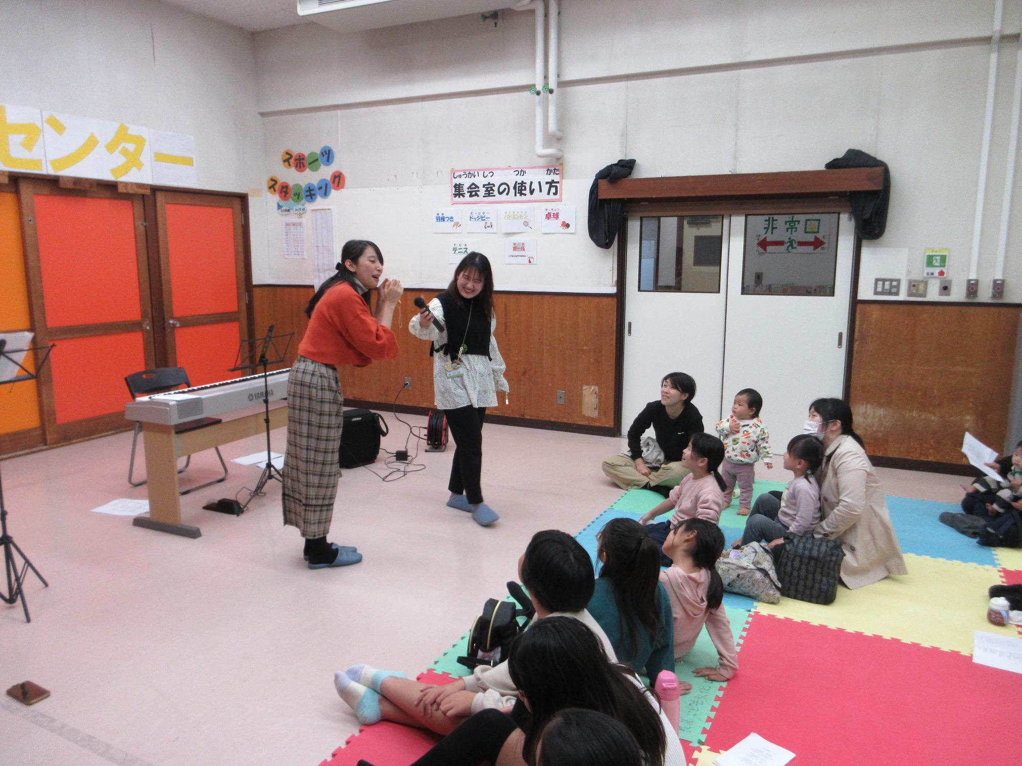 口琴を演奏する様子