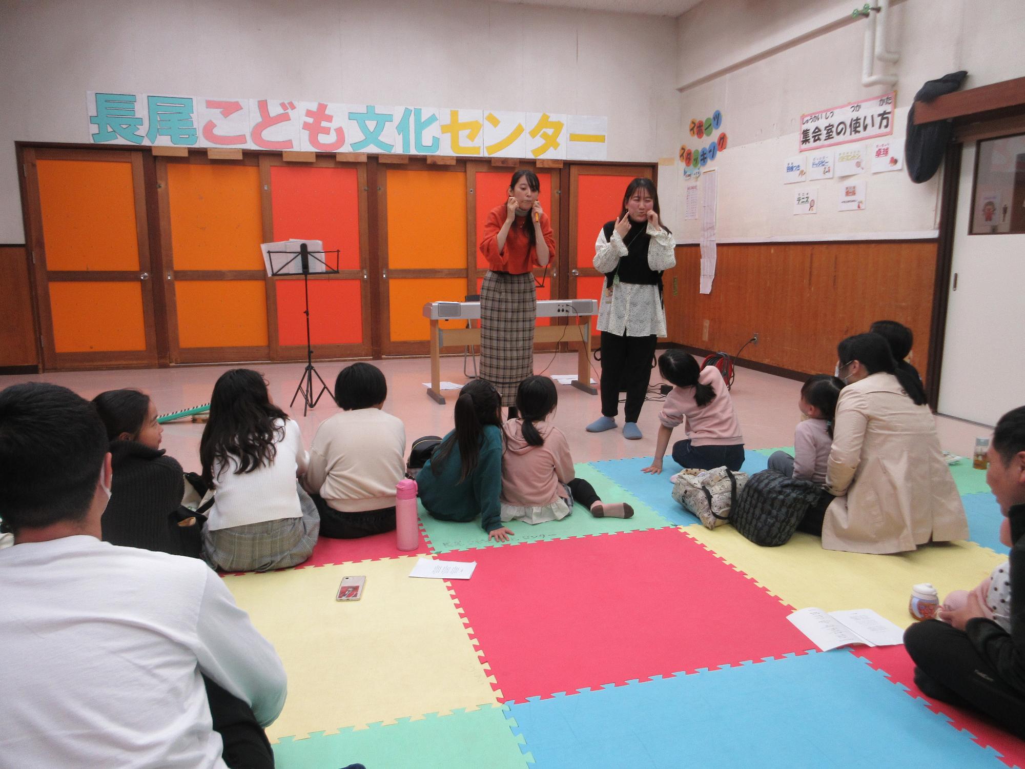 口琴を演奏する様子