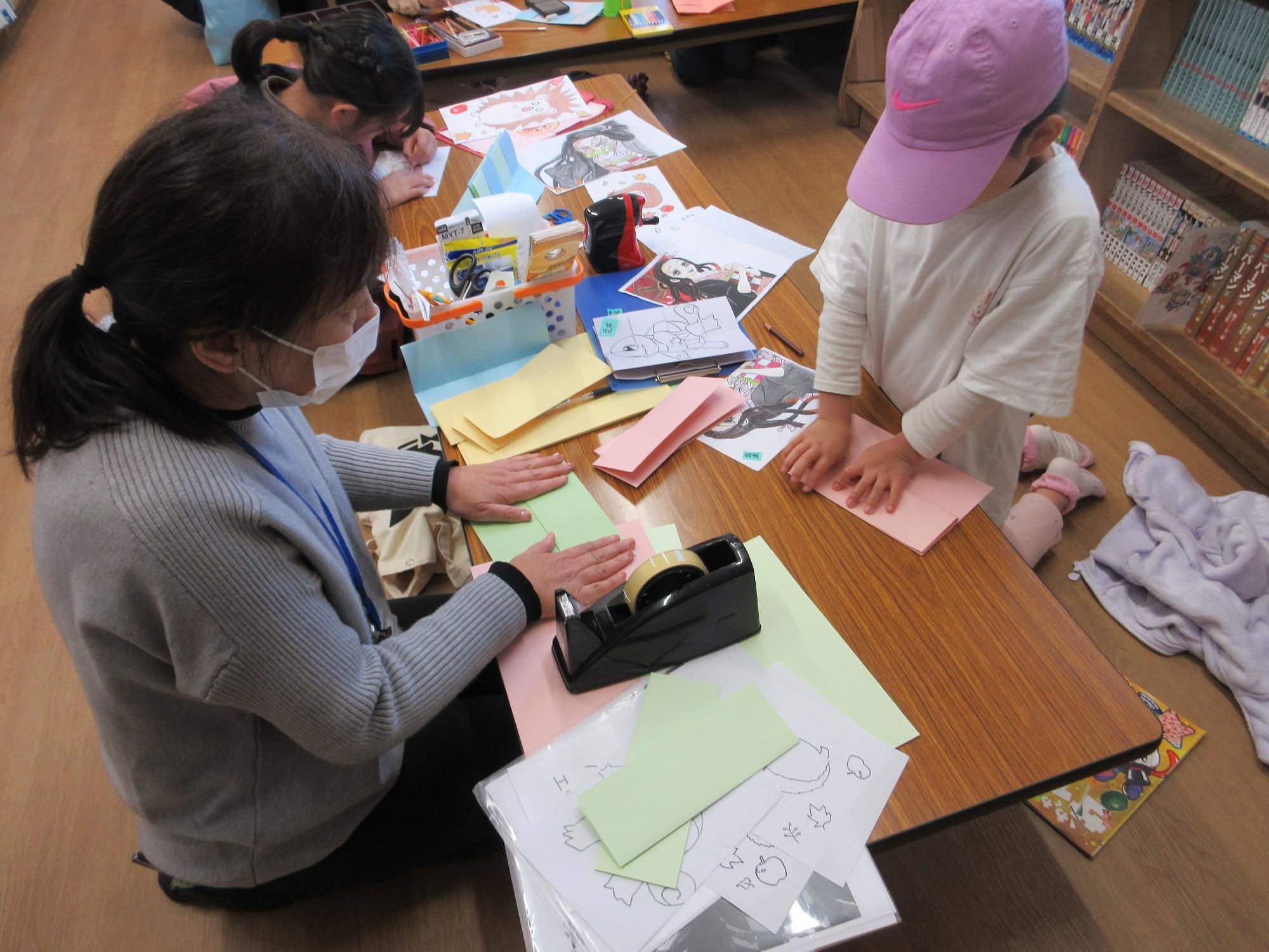 飛び出す絵を選んでいる様子