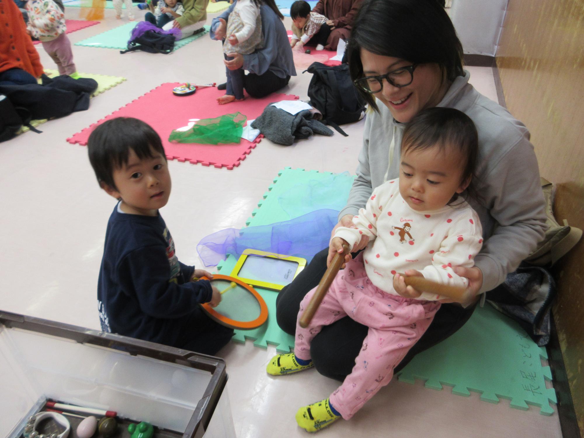 太鼓で遊ぶ様子