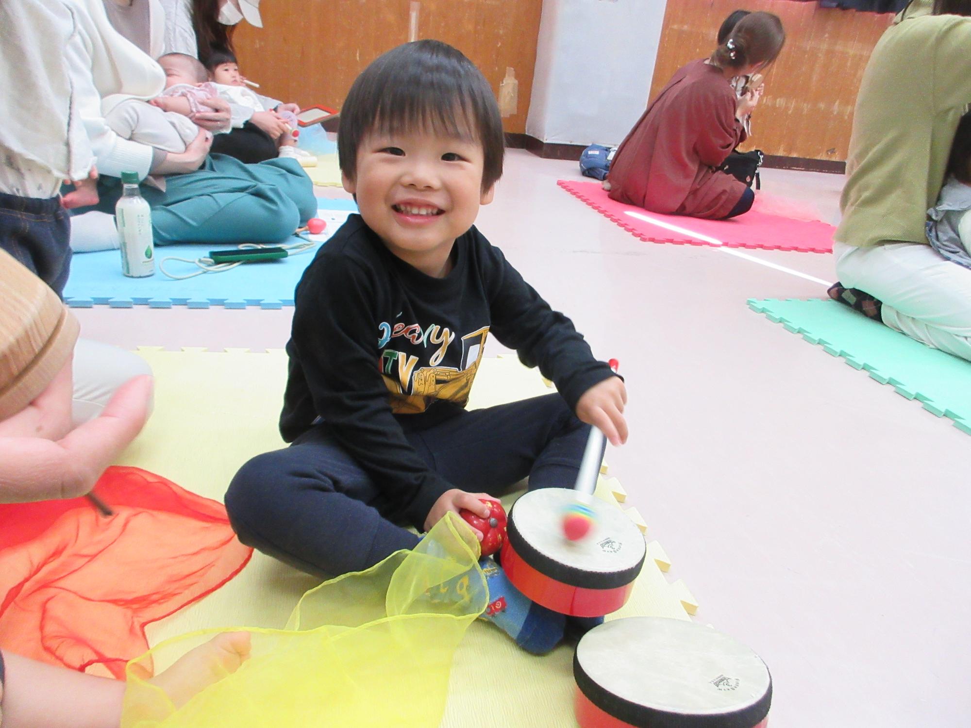 太鼓をたたく様子