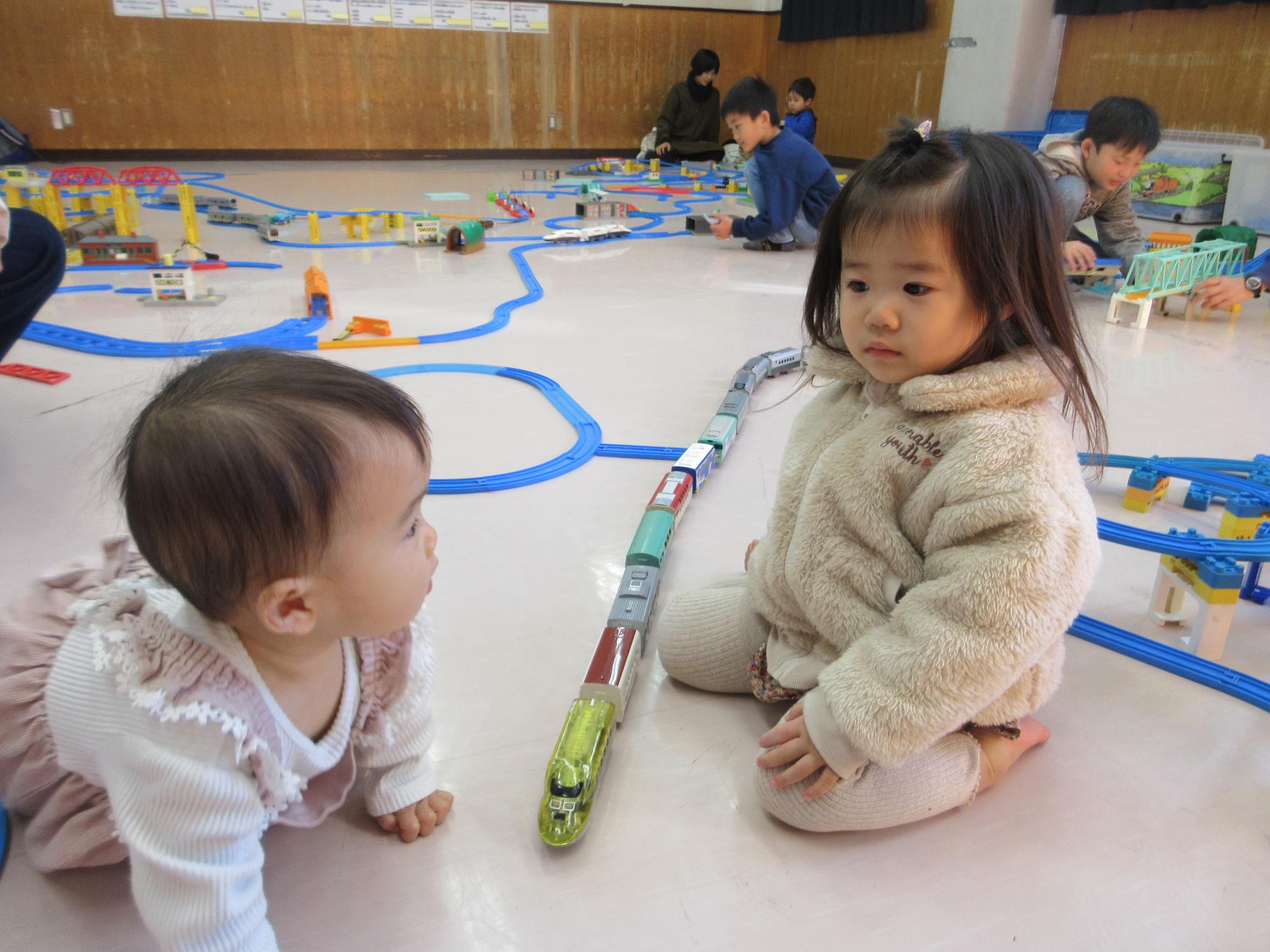 電車で遊ぶ幼児さんの様子