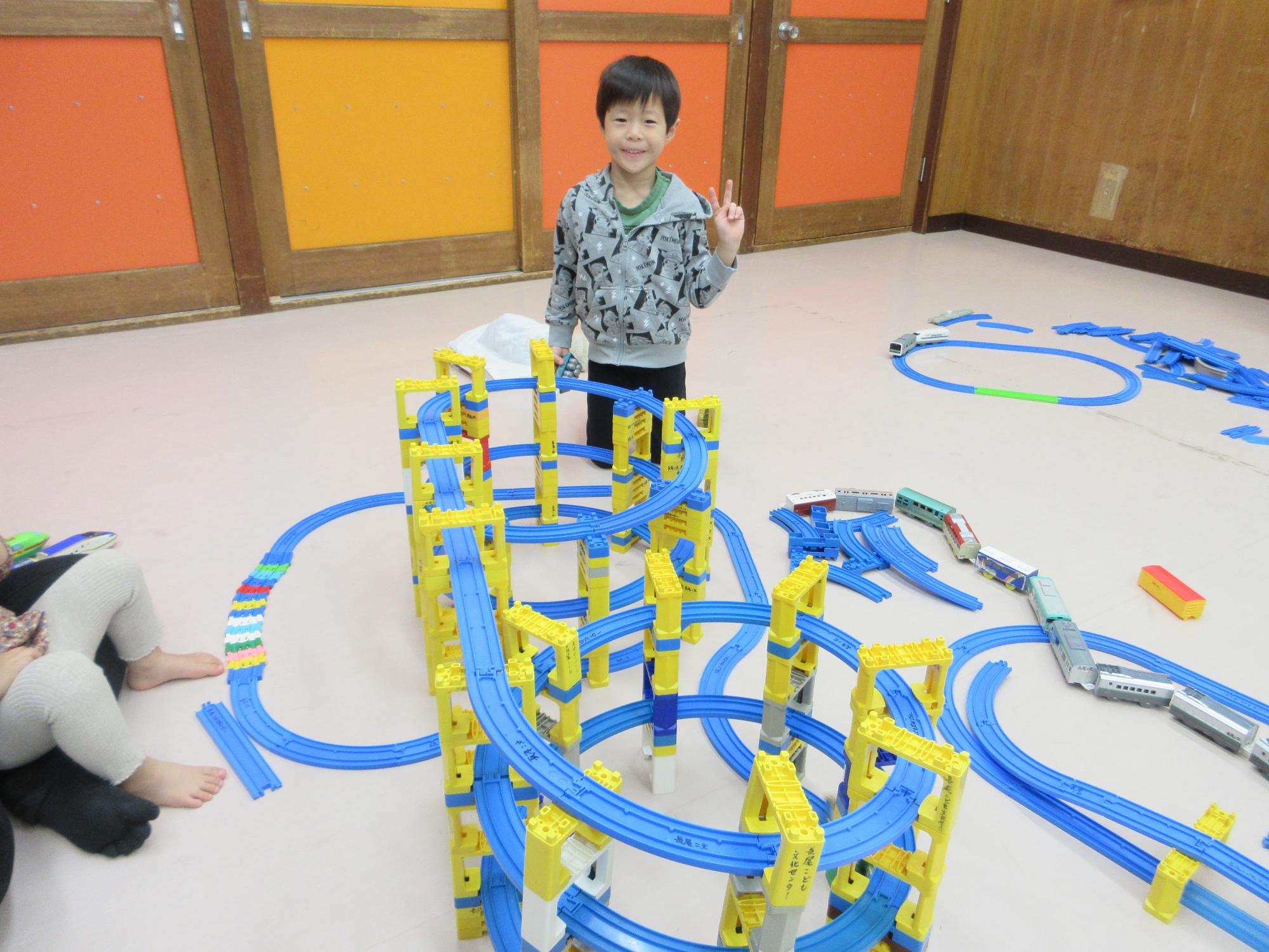 大きな線路を作る様子
