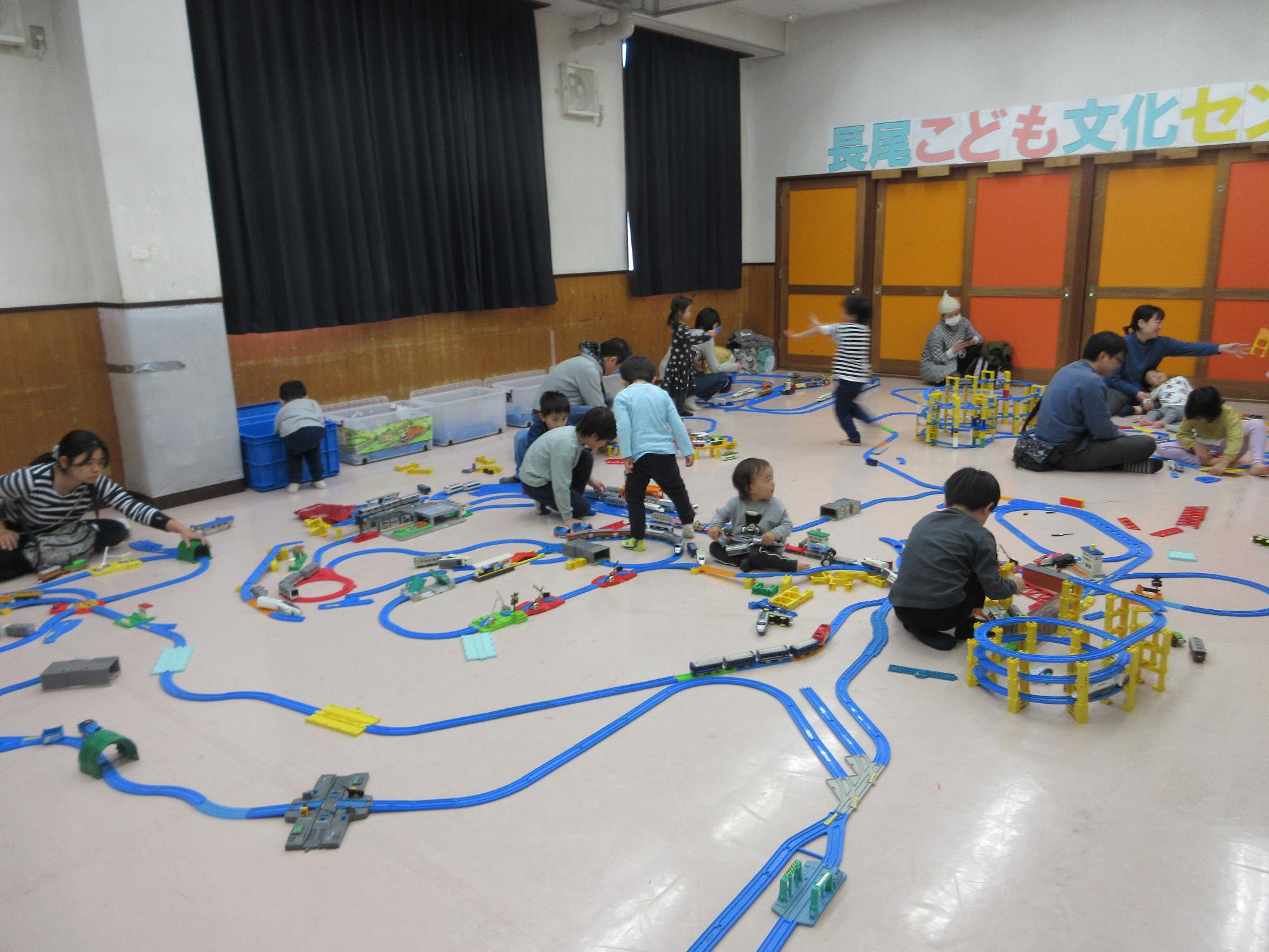 集会室中に線路が広がる様子