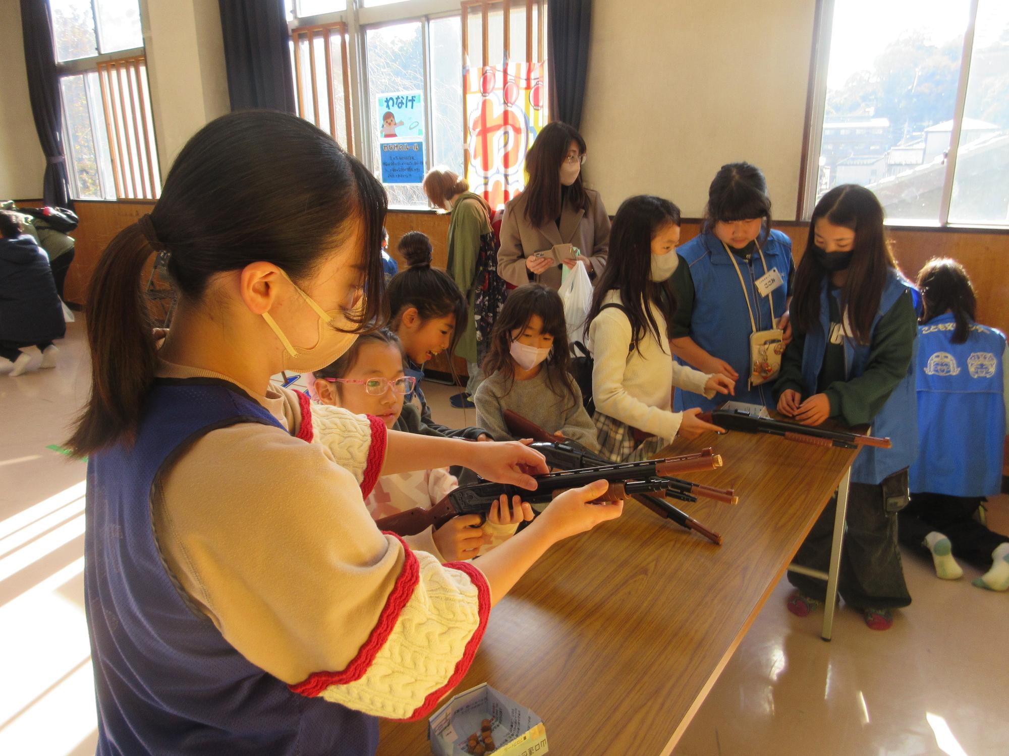 射的をする子どもたちの写真