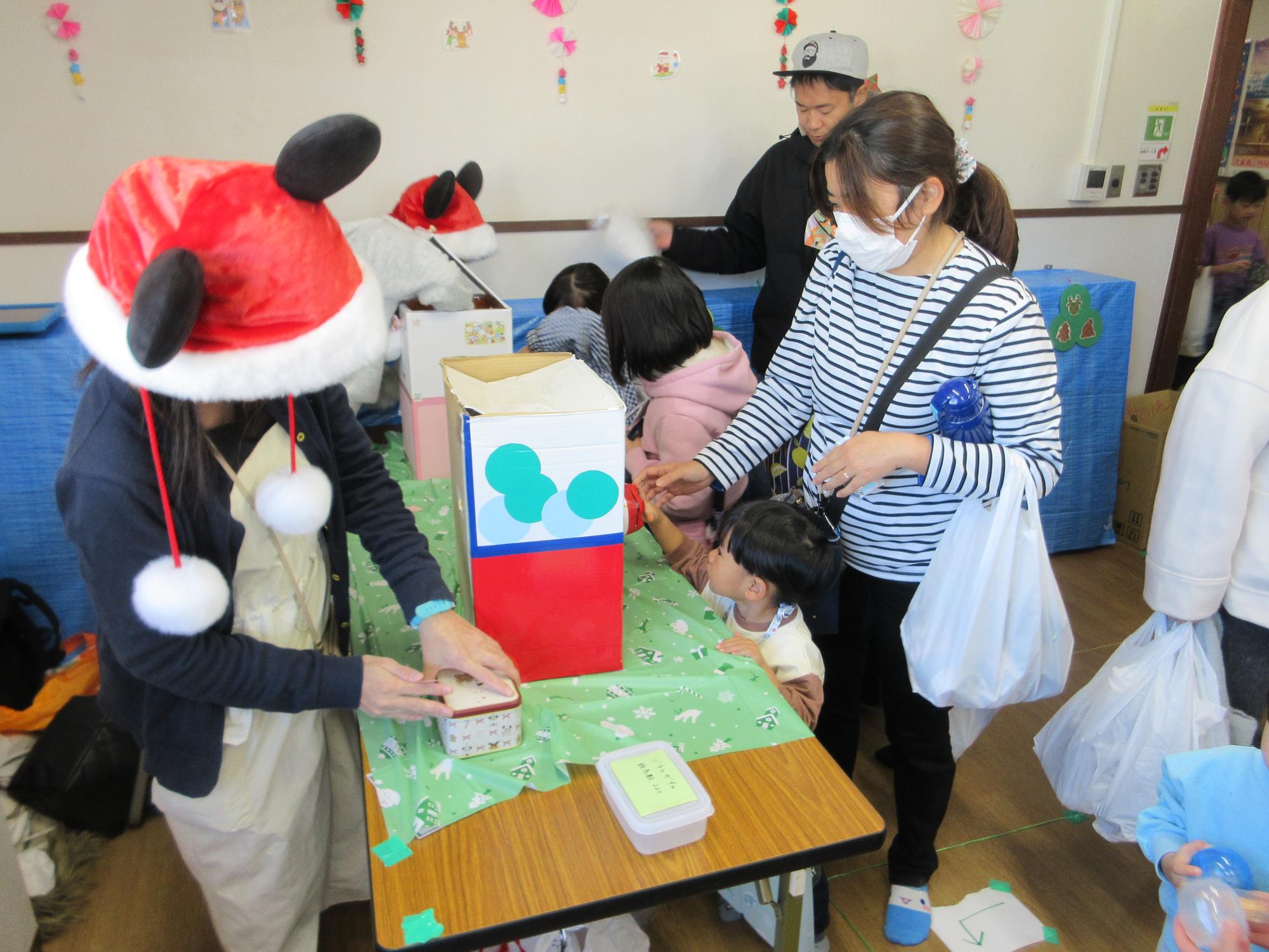 ガチャガチャをする子どもたちの写真