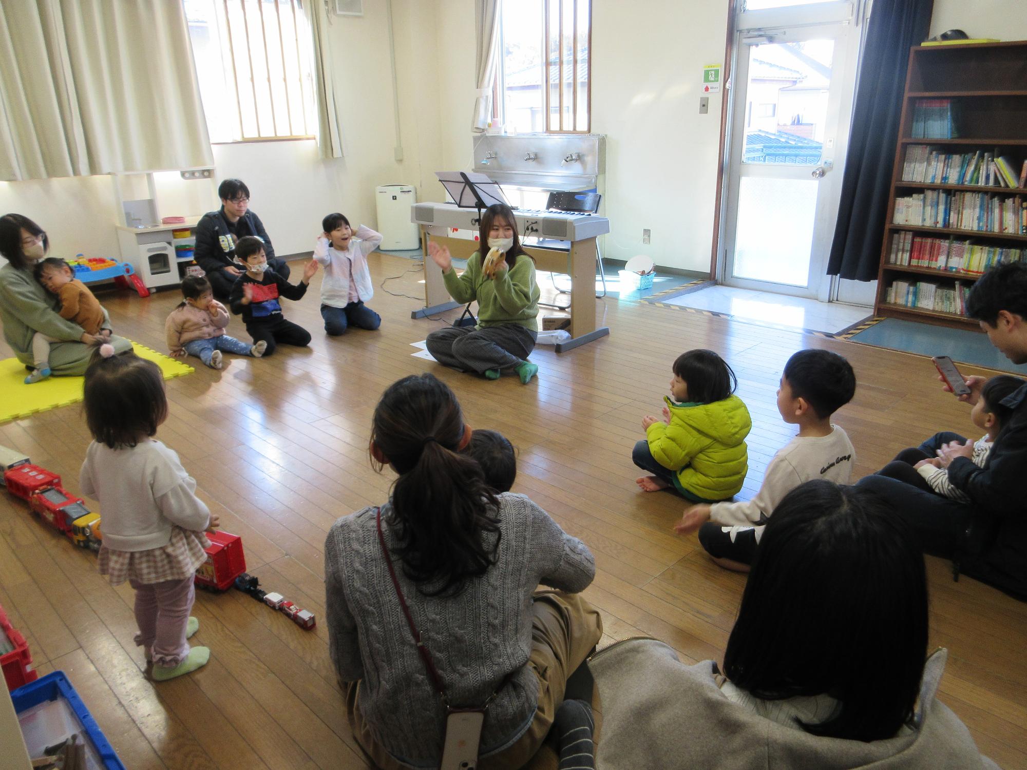リトミックをする子どもたちの写真