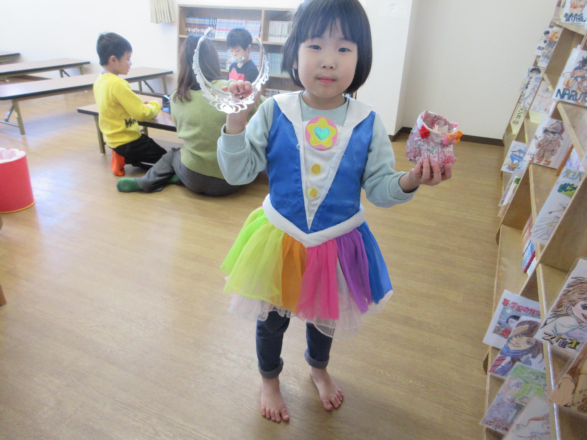 子どもと作品の写真