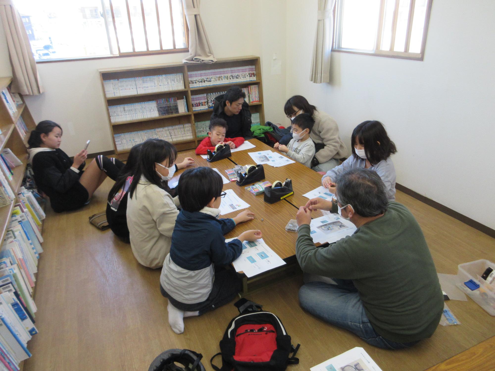 説明を聞く子どもたちの写真