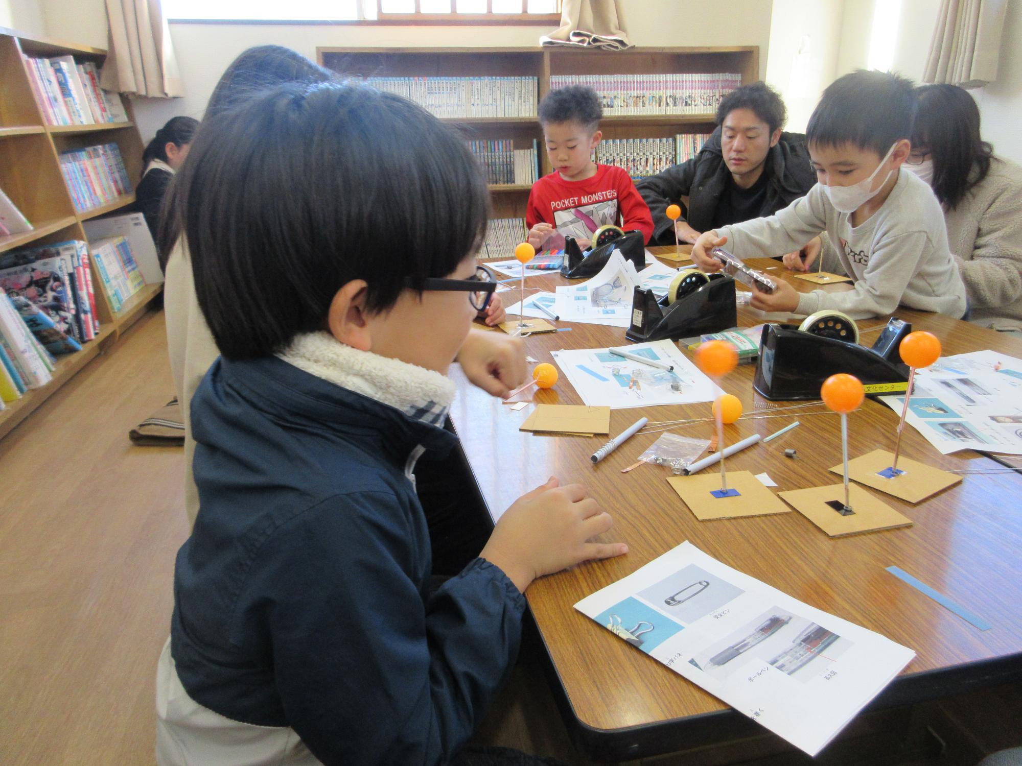 作品で遊ぶ子どもの写真
