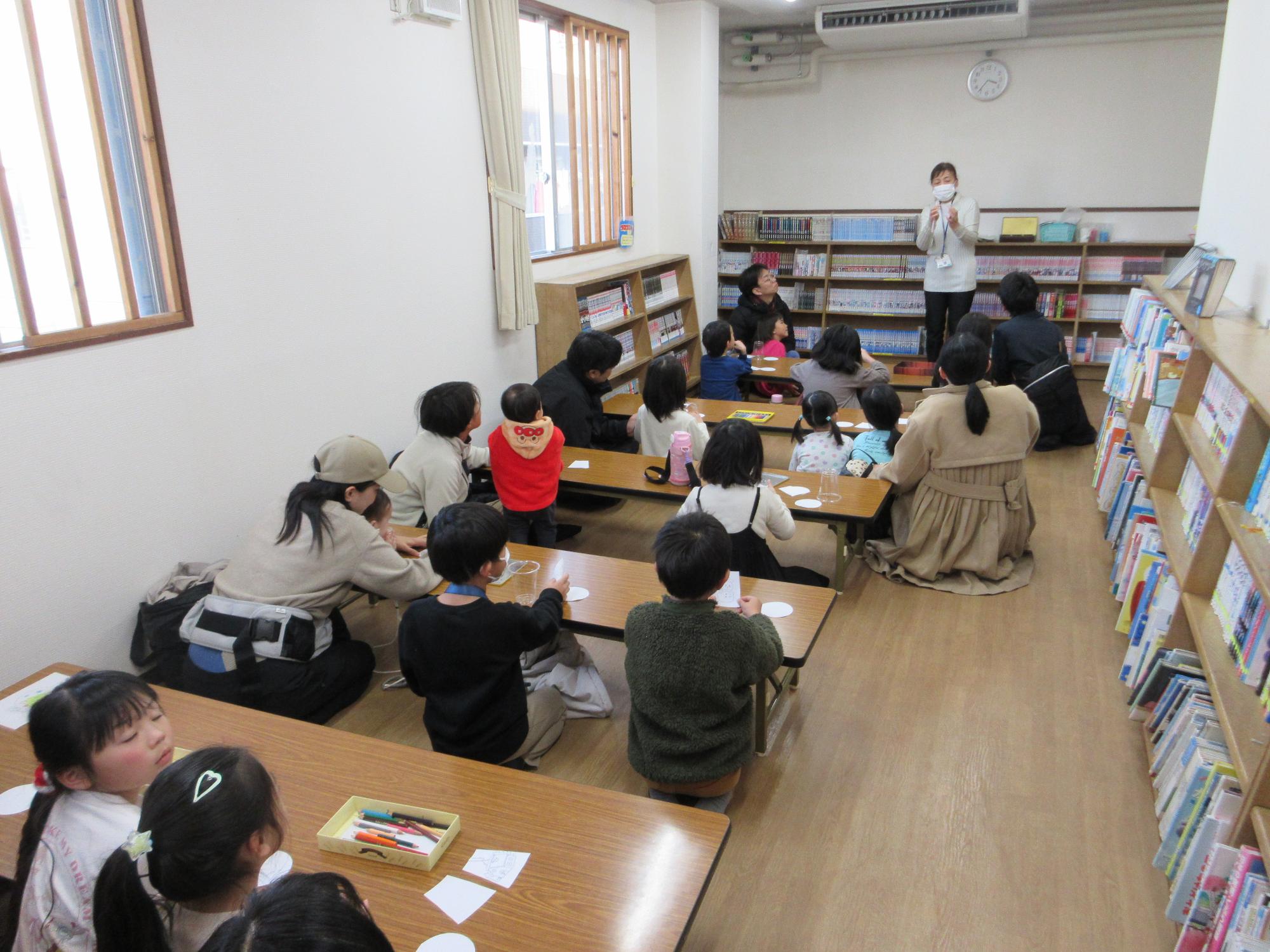 説明を聞く子どもたちの写真
