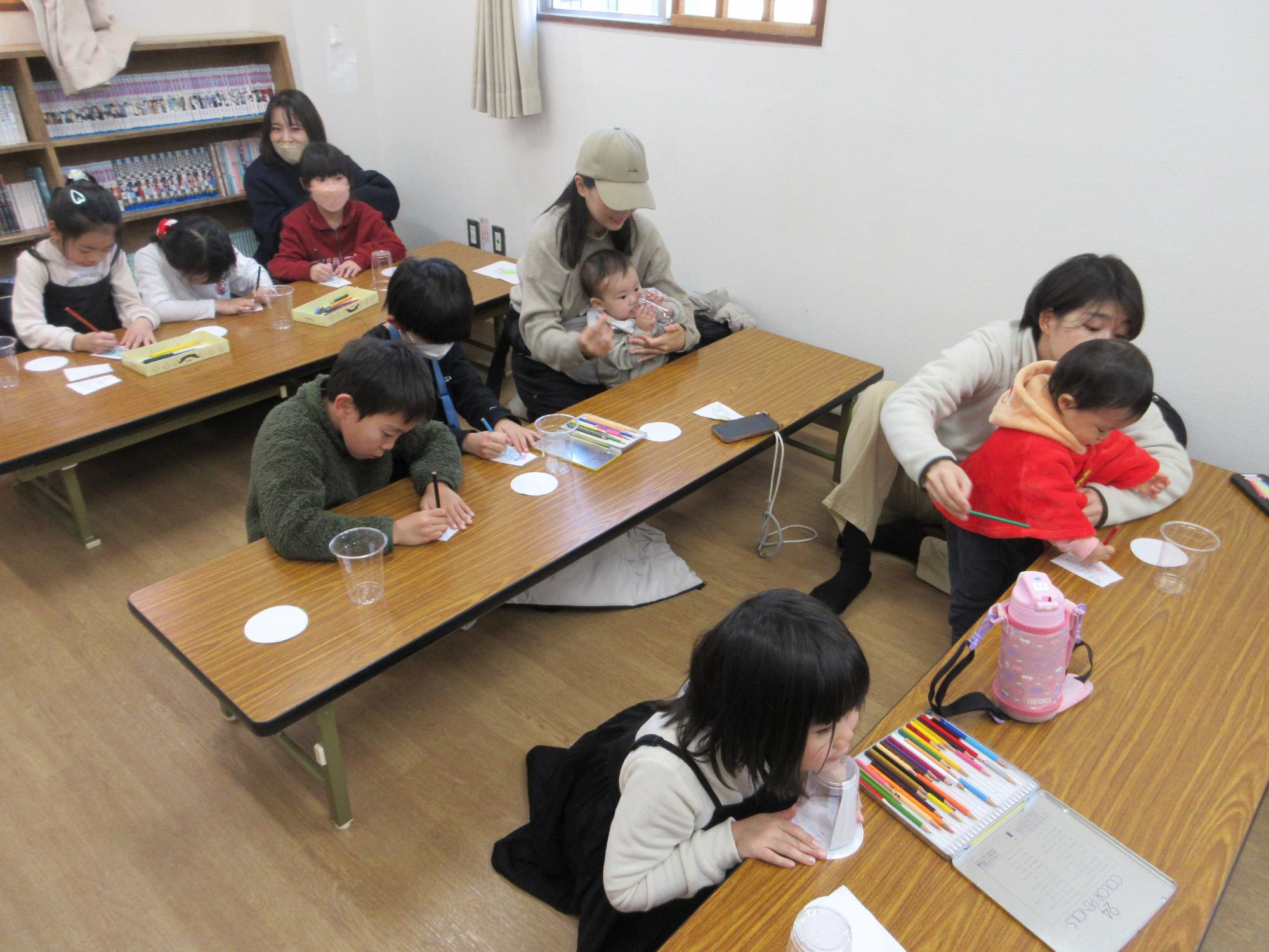 工作をする子どもたちの写真