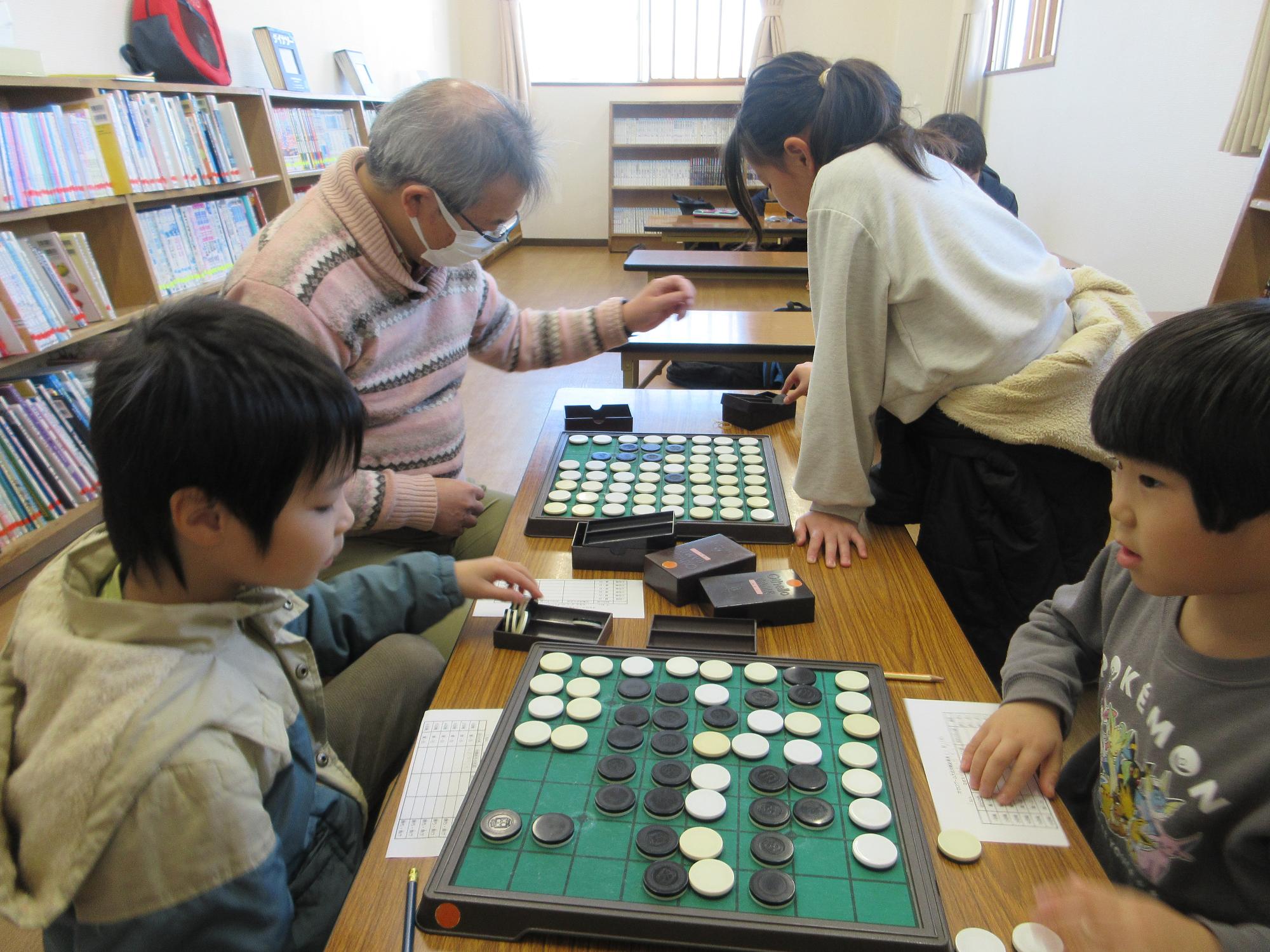 オセロをする子どもたちの写真