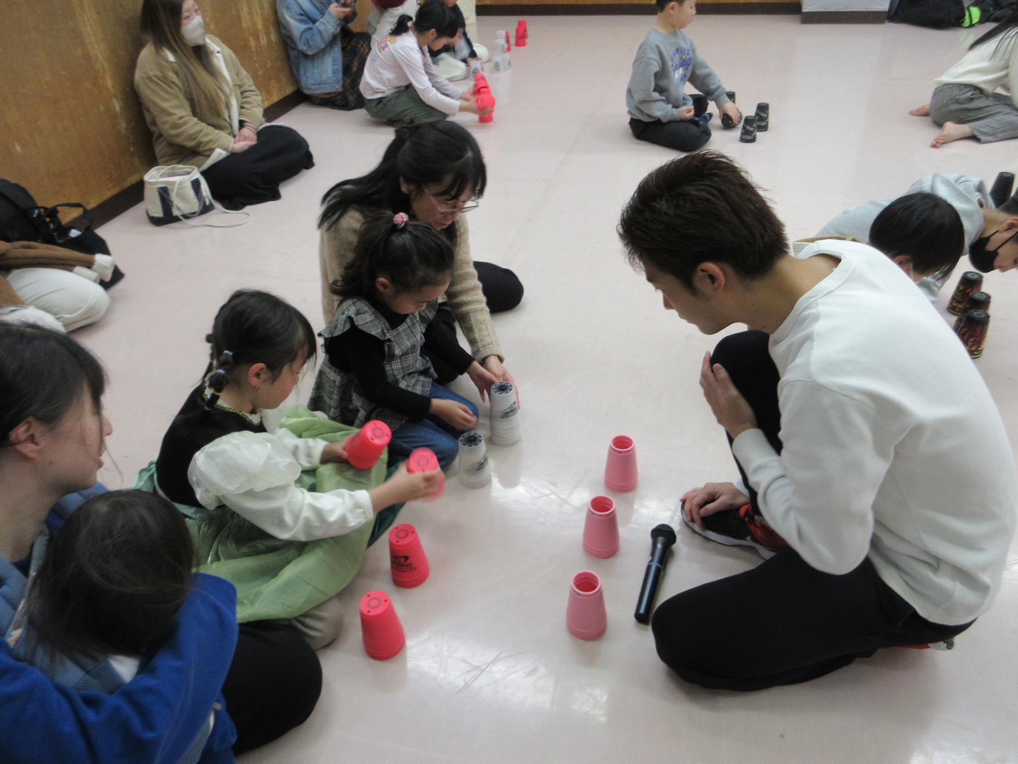 スタッキングをする子どもたちの写真