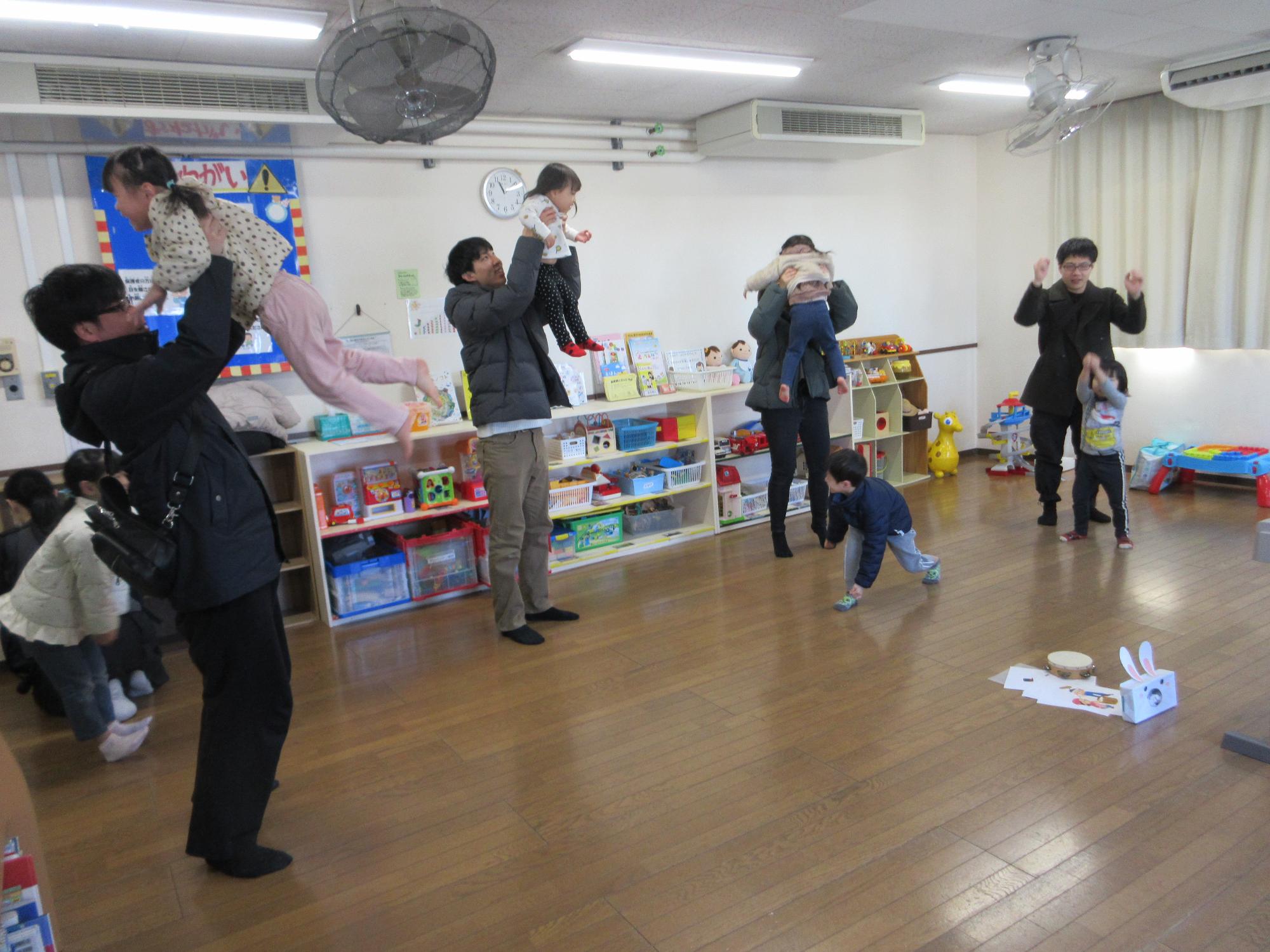 リトミックをする子どもたちの写真