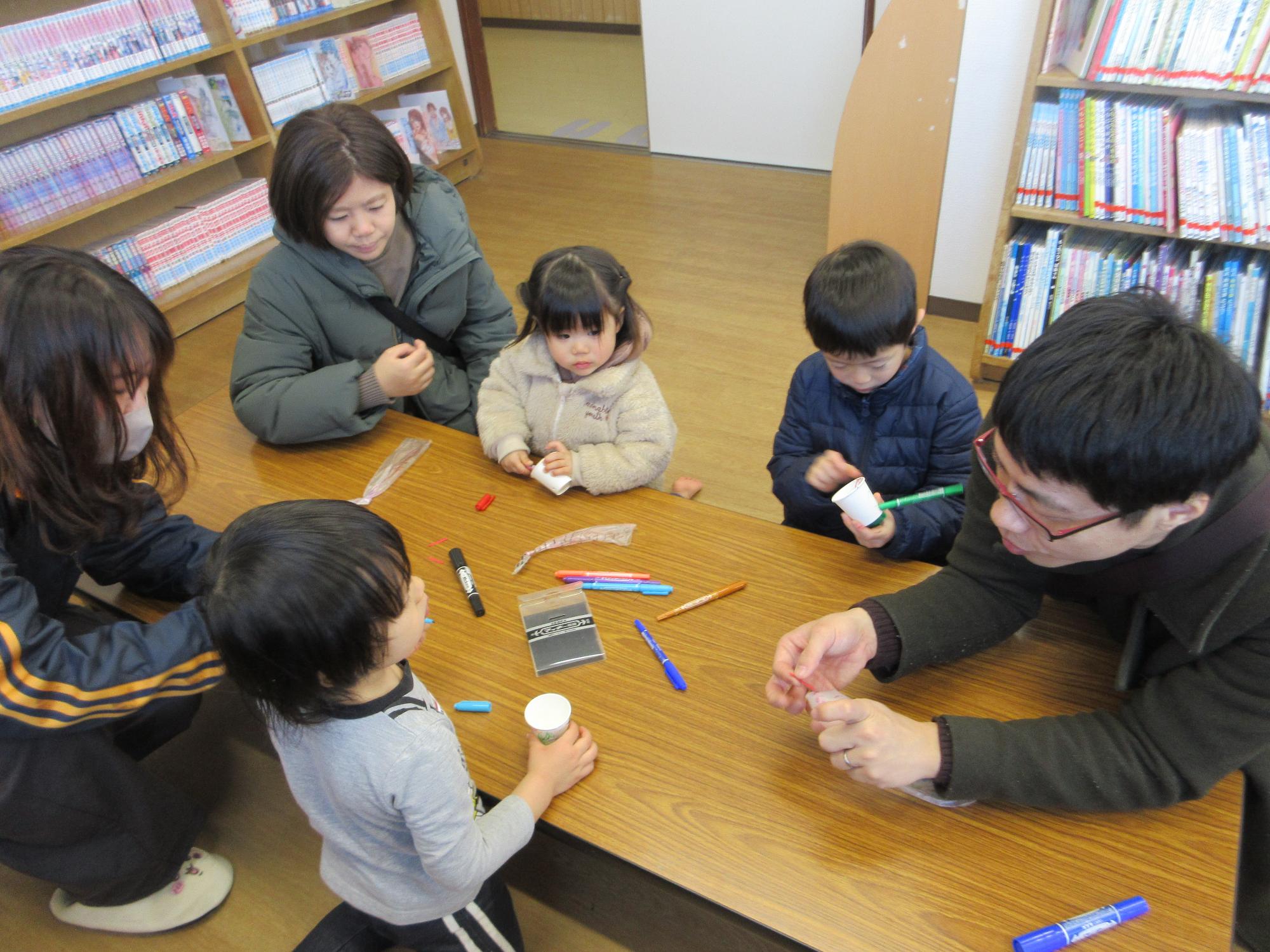 工作をする子どもたちの写真