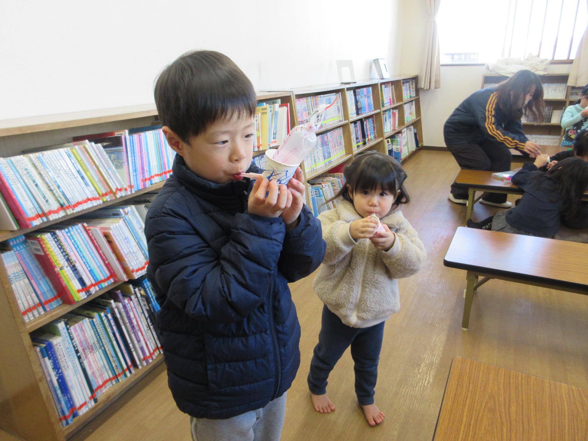工作で遊ぶ子どもたちの写真